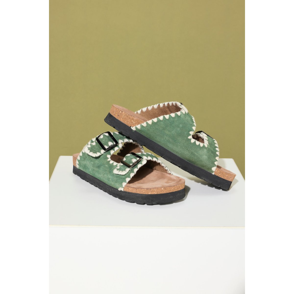 Mules en cuir, broderies fantaisie , pied large algue, STUDIO UNTOLD