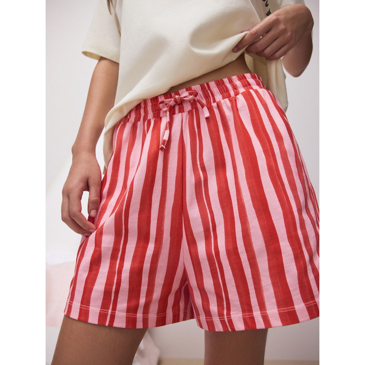 Ensemble pyjama avec short motif snooze club à rayures crème/rose au dos, NEXT