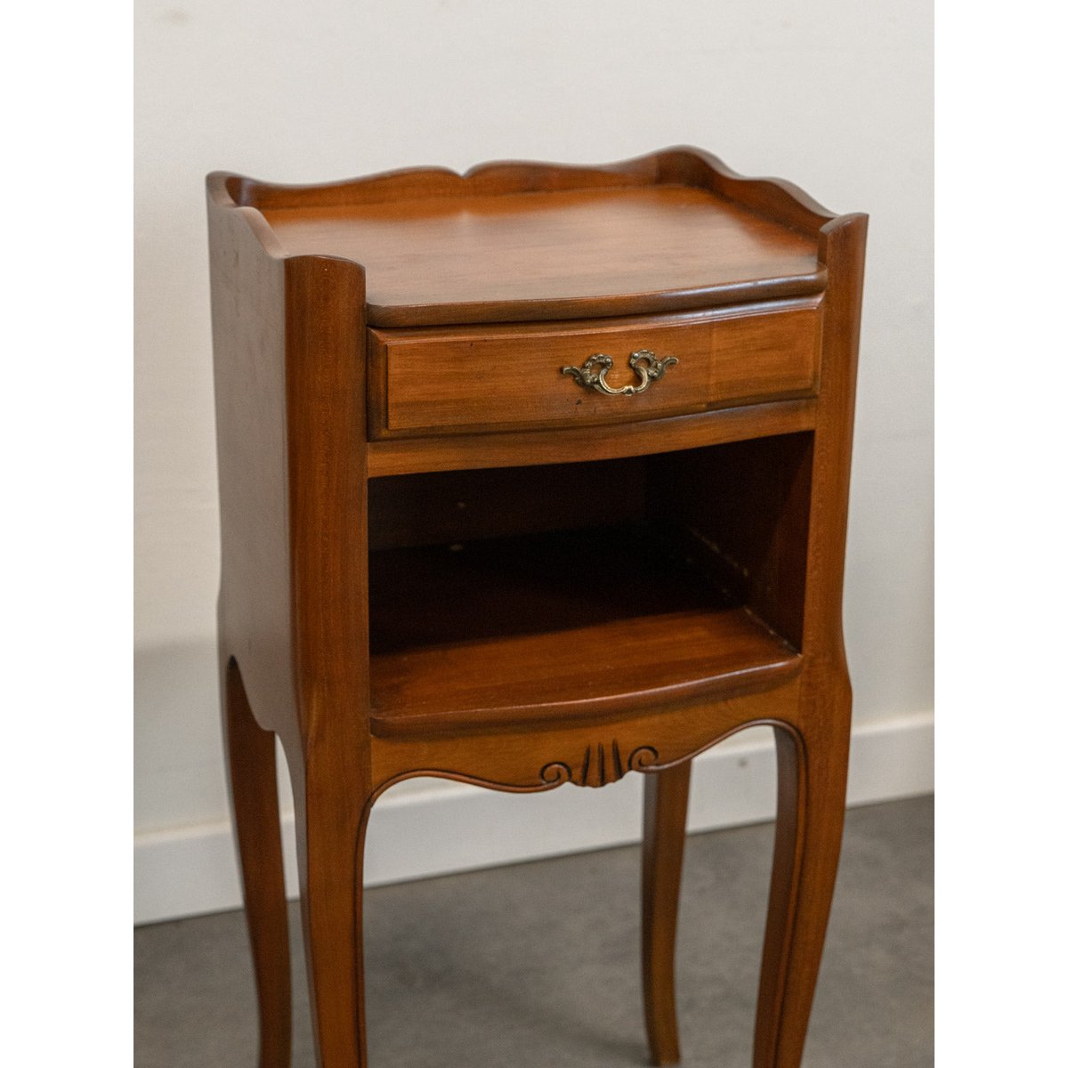 Paire de chevets en bois style Louis XV Odile N°1438 - Bon état bois foncé, DEBONGOUT