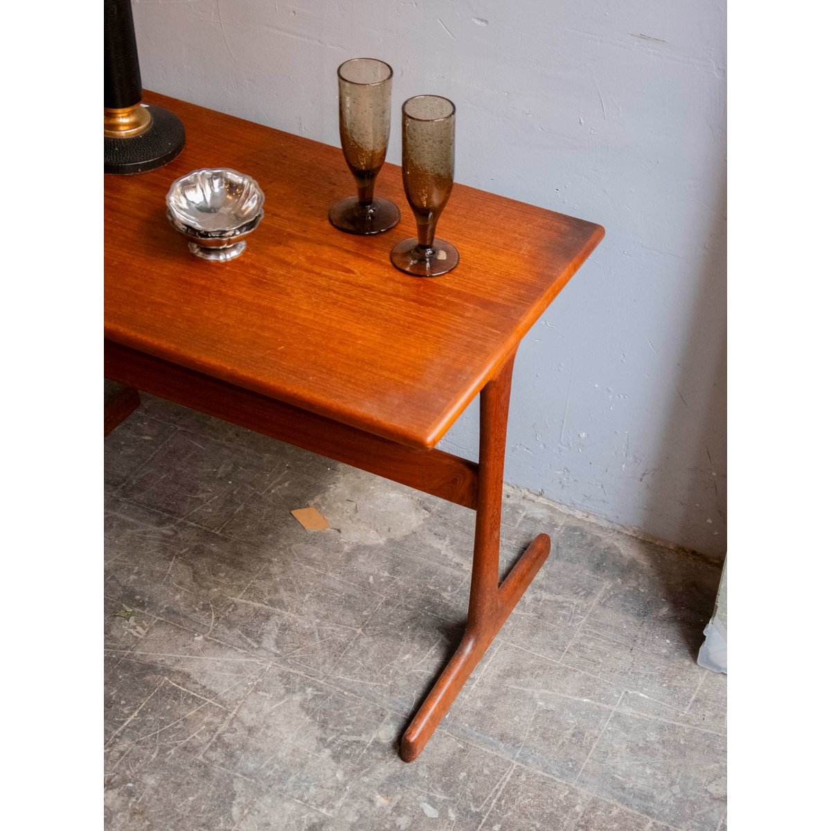 Table basse au style scandinave Donna N°1548 - Bon état bois foncé, DEBONGOUT