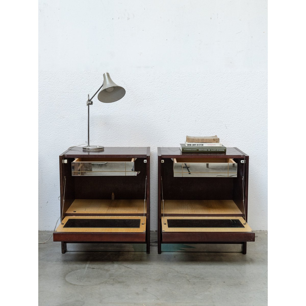 Paire de tables de chevet en bois foncé style 70's Maïa N°1618 - Bon état bois foncé, DEBONGOUT
