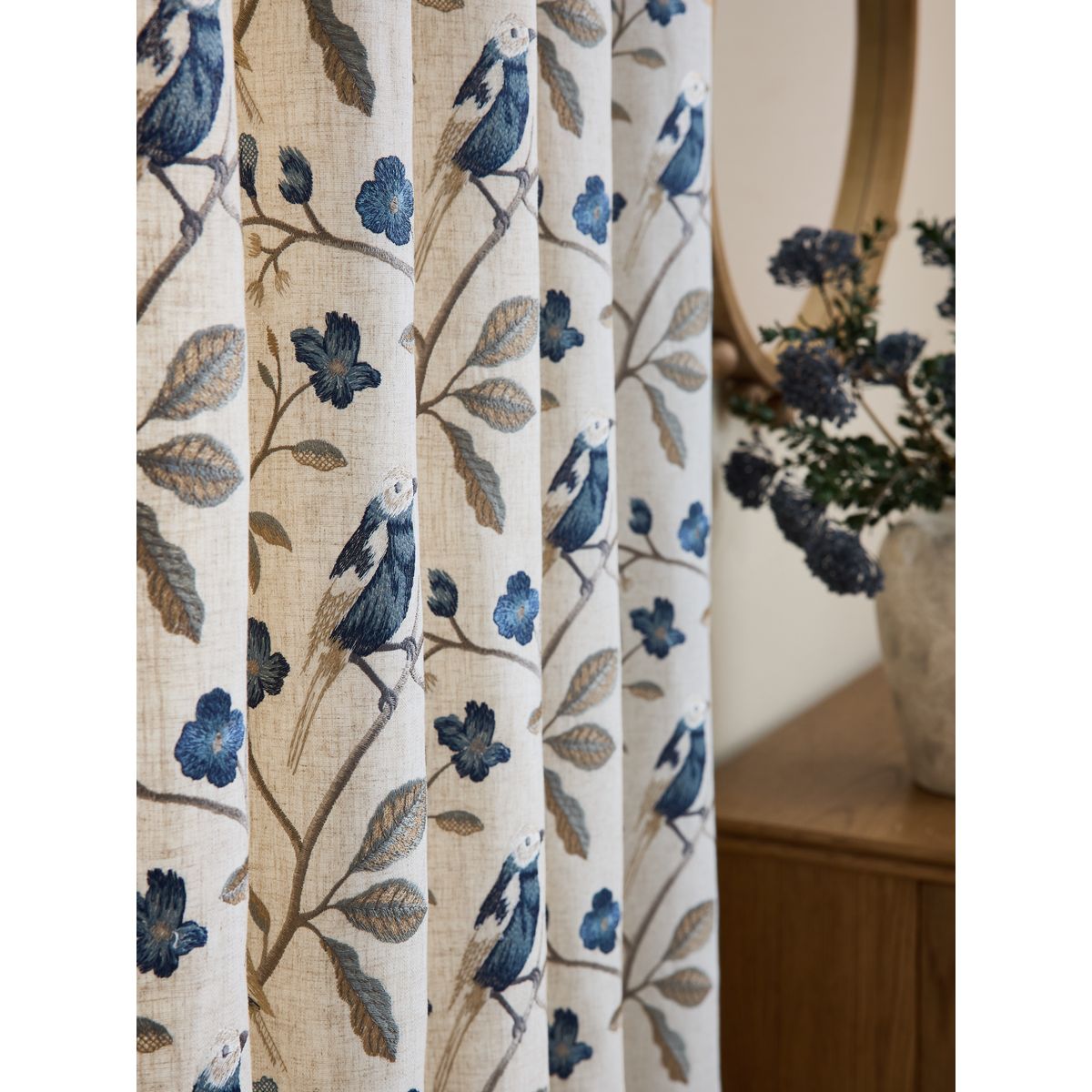 Rideaux doublés à œillets et oiseaux brodés naturel/bleu, NEXT
