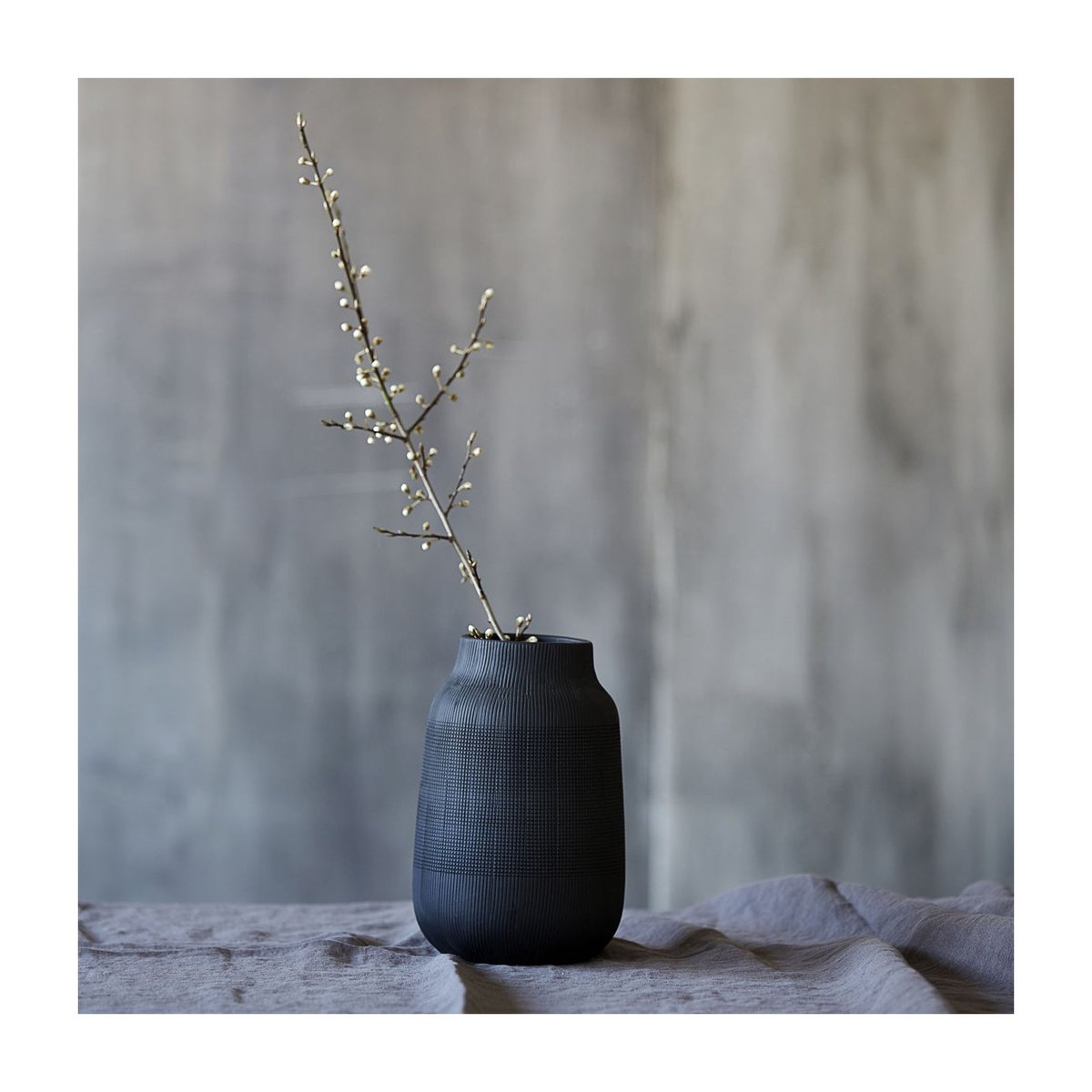 Vase Groove h 22 cm noir, HOUSE DOCTOR