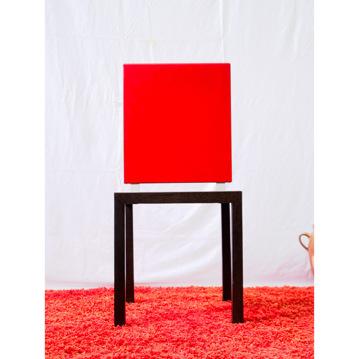 Chaise en bois et cuir rouge Alma N°2130 - Bon état noir, DEBONGOUT