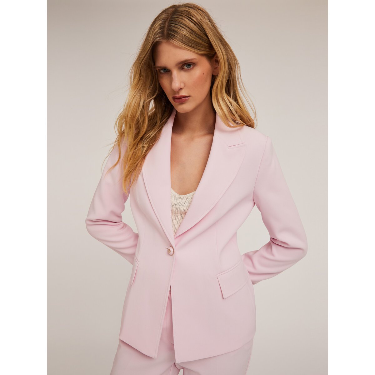 Veste de costume à simple boutonnage en crêpe rose, MOTIVI