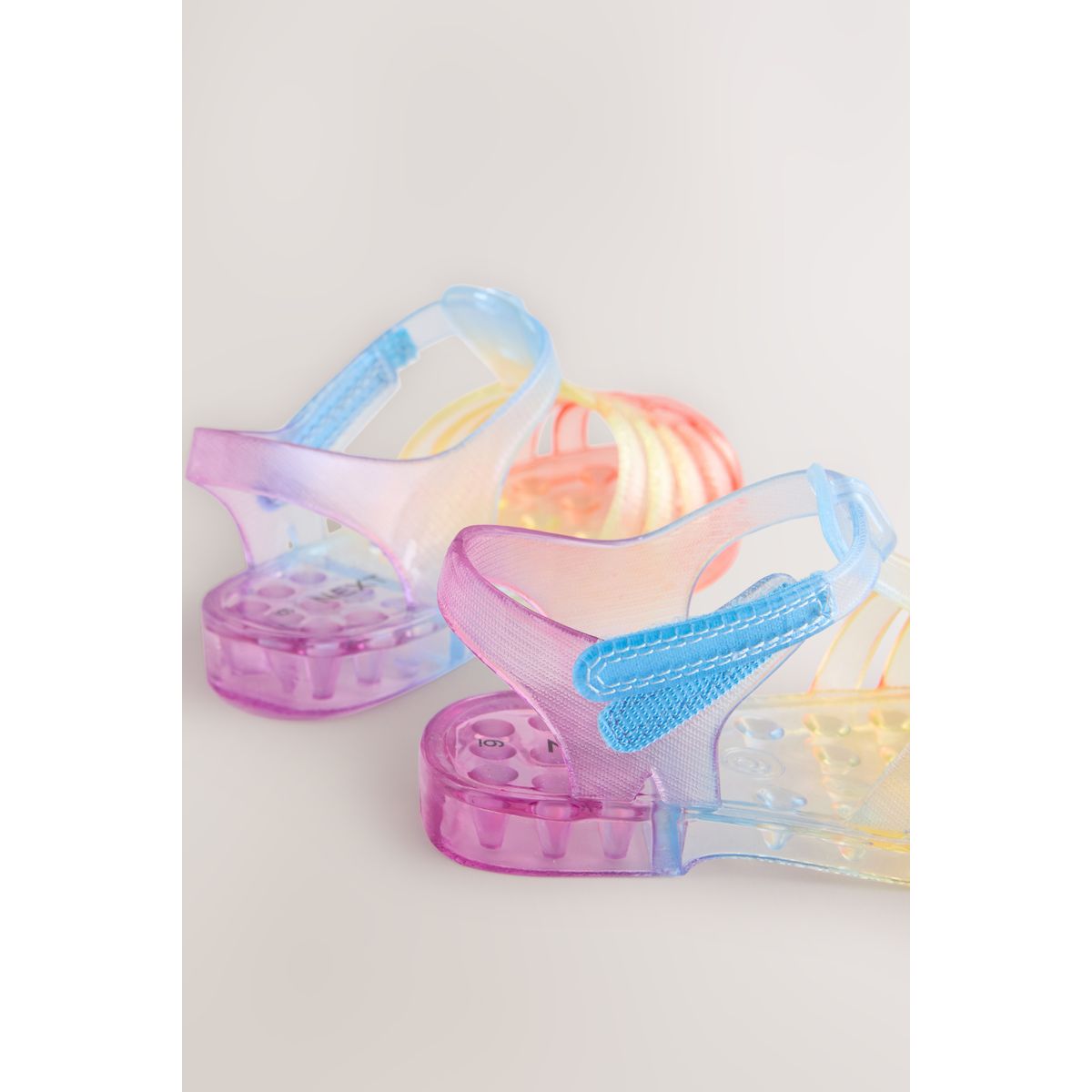 Sandales en plastique arc-en-ciel, NEXT