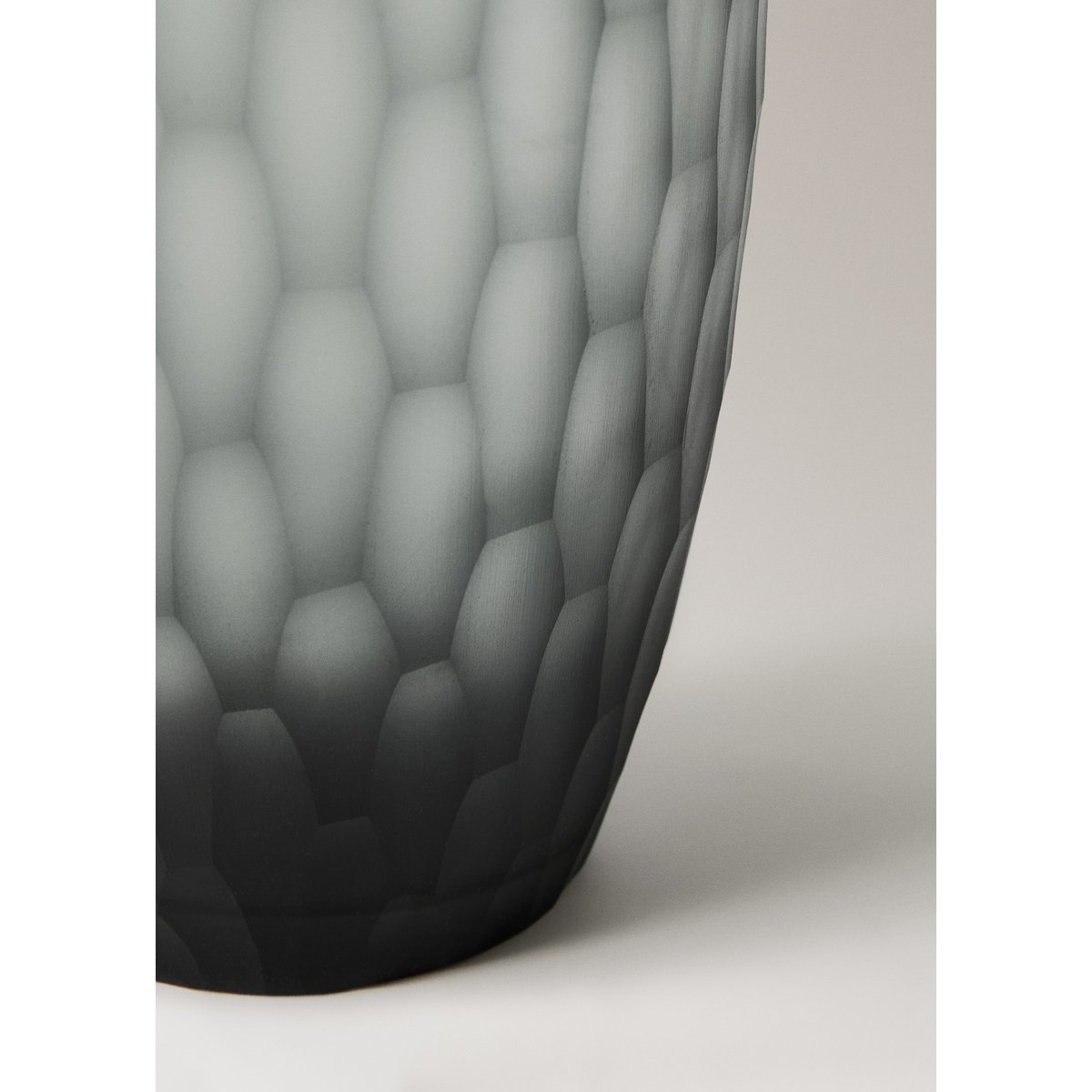 Vase en verre taillé noir, MANGO HOME