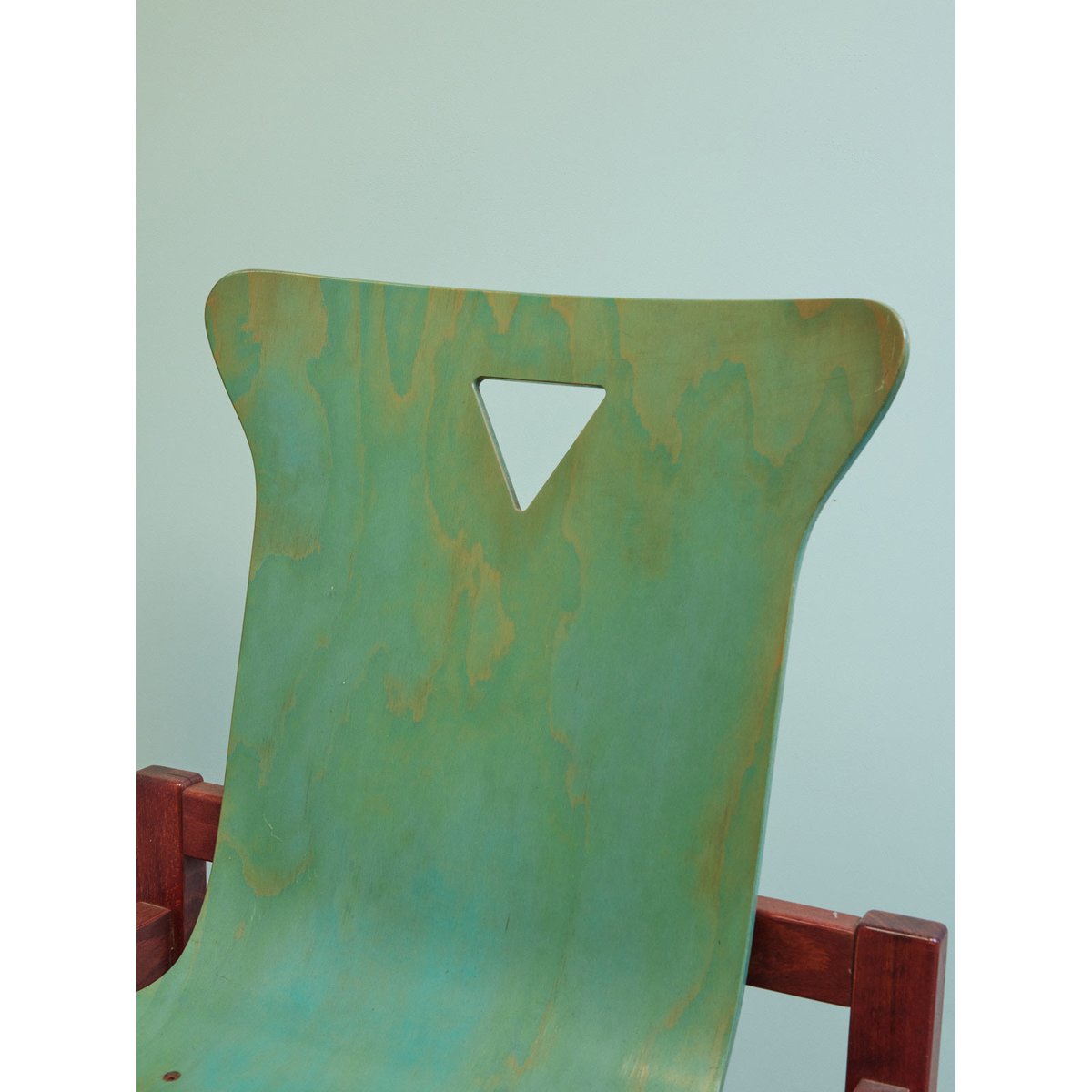 Paire de deux chaises en bois design Alma N°2024 - Bon état vert, DEBONGOUT