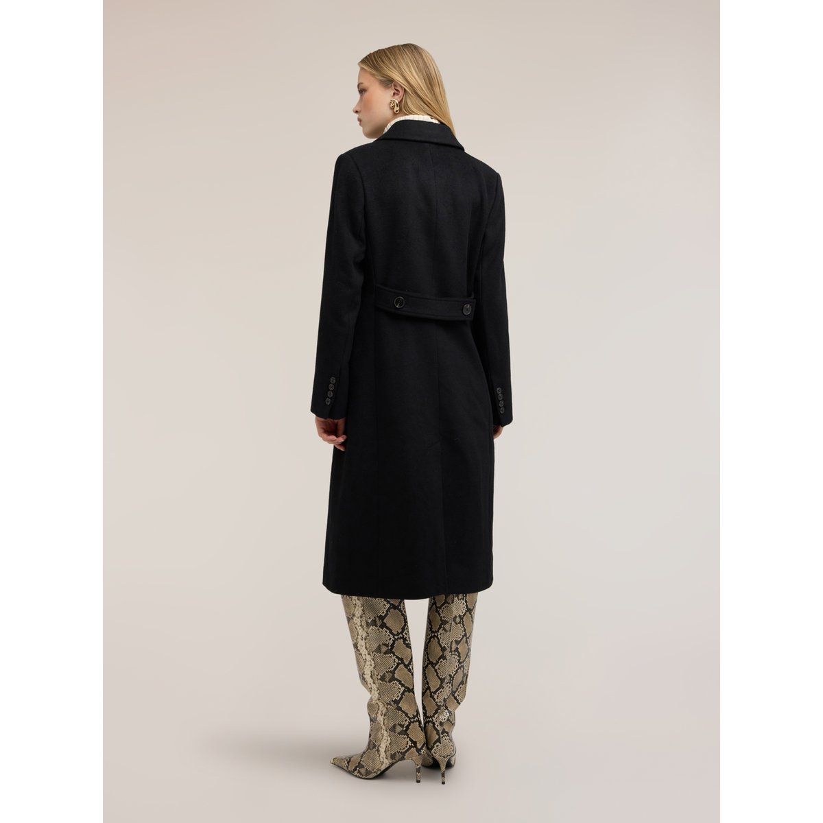Manteau croisé noir, MOTIVI