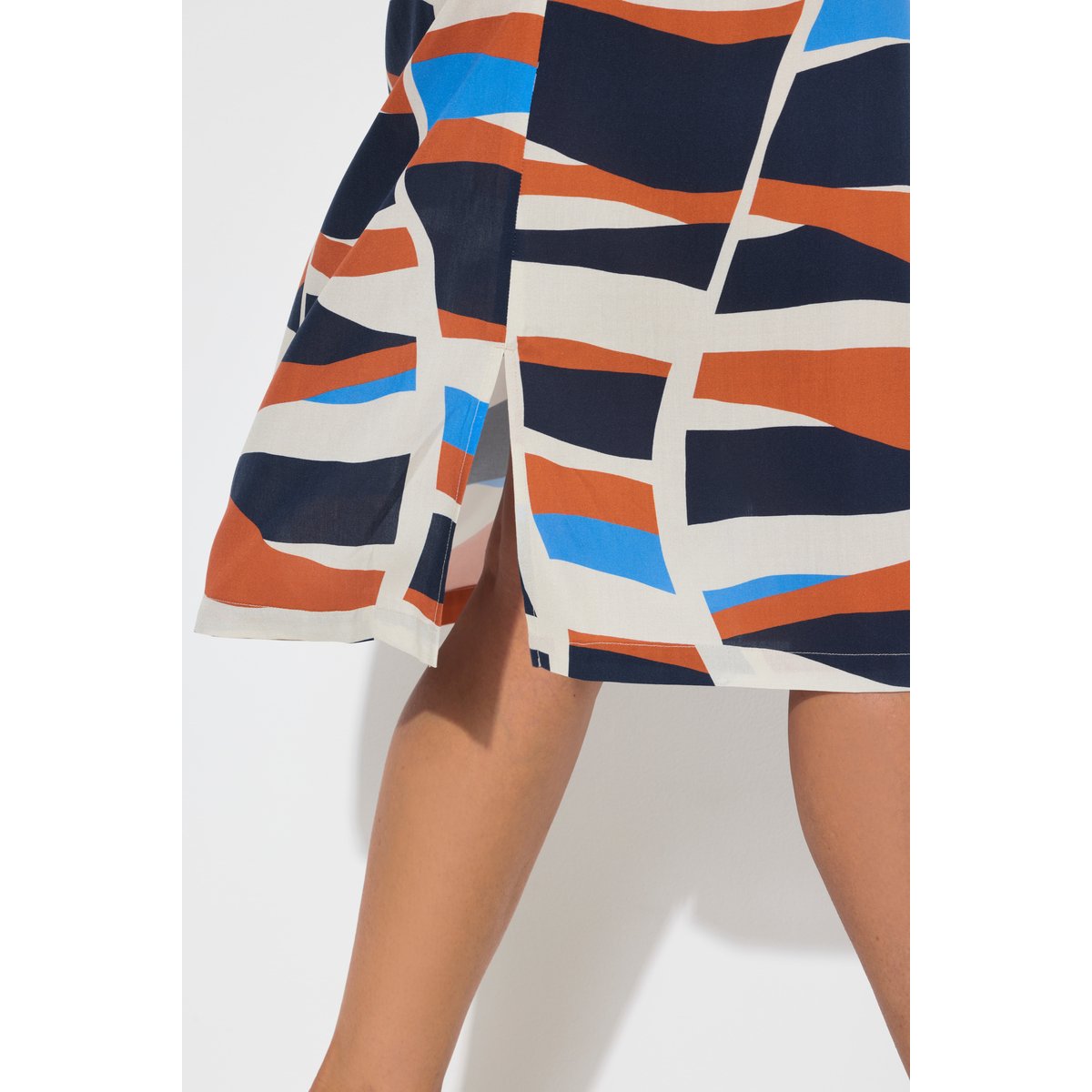 Robe à imprimé graphique. Col en marine, ULLA POPKEN