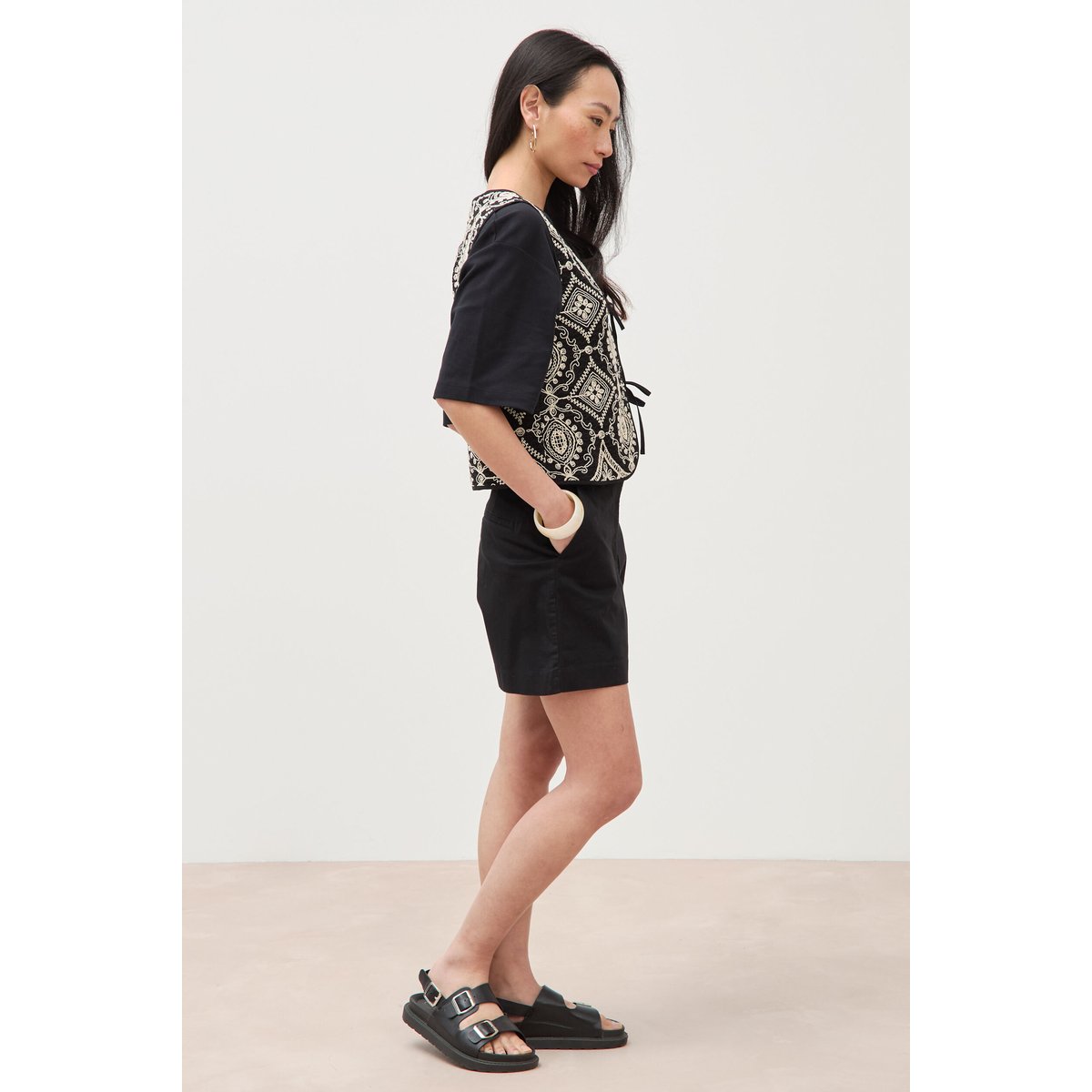 Cardigan sans manches avec broderies noir, BONOBO