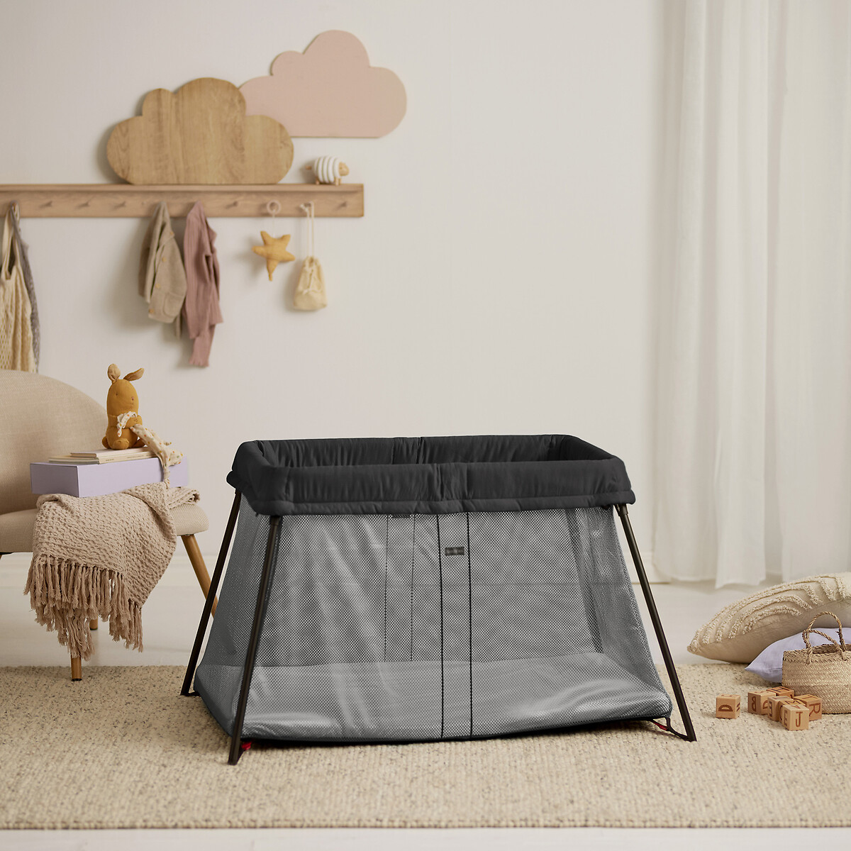 Pack lit parapluie light avec drap housse noir, BABYBJORN