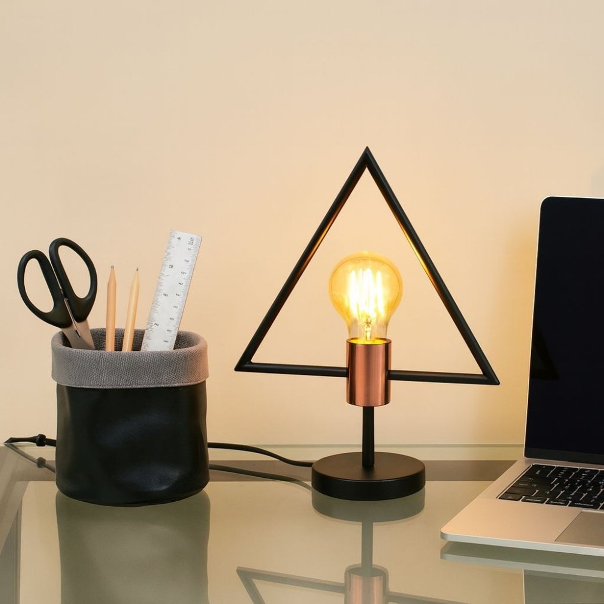 Lampe à poser design forme triangle noir, ORNAMI