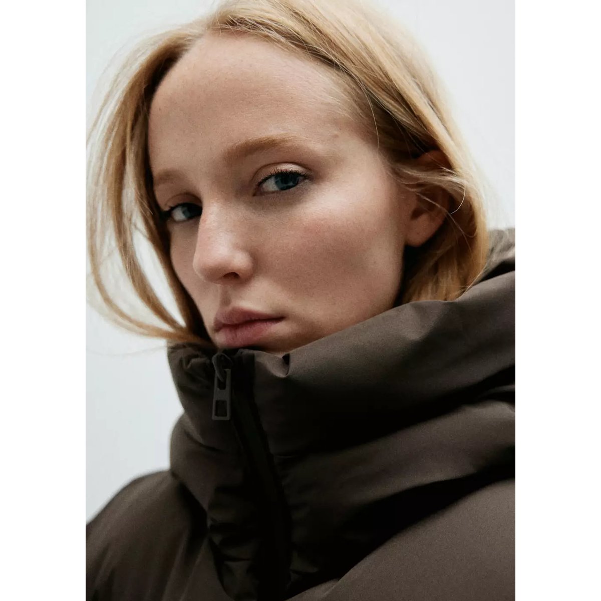 Anorak long matelassé capuche marron moyen, MANGO