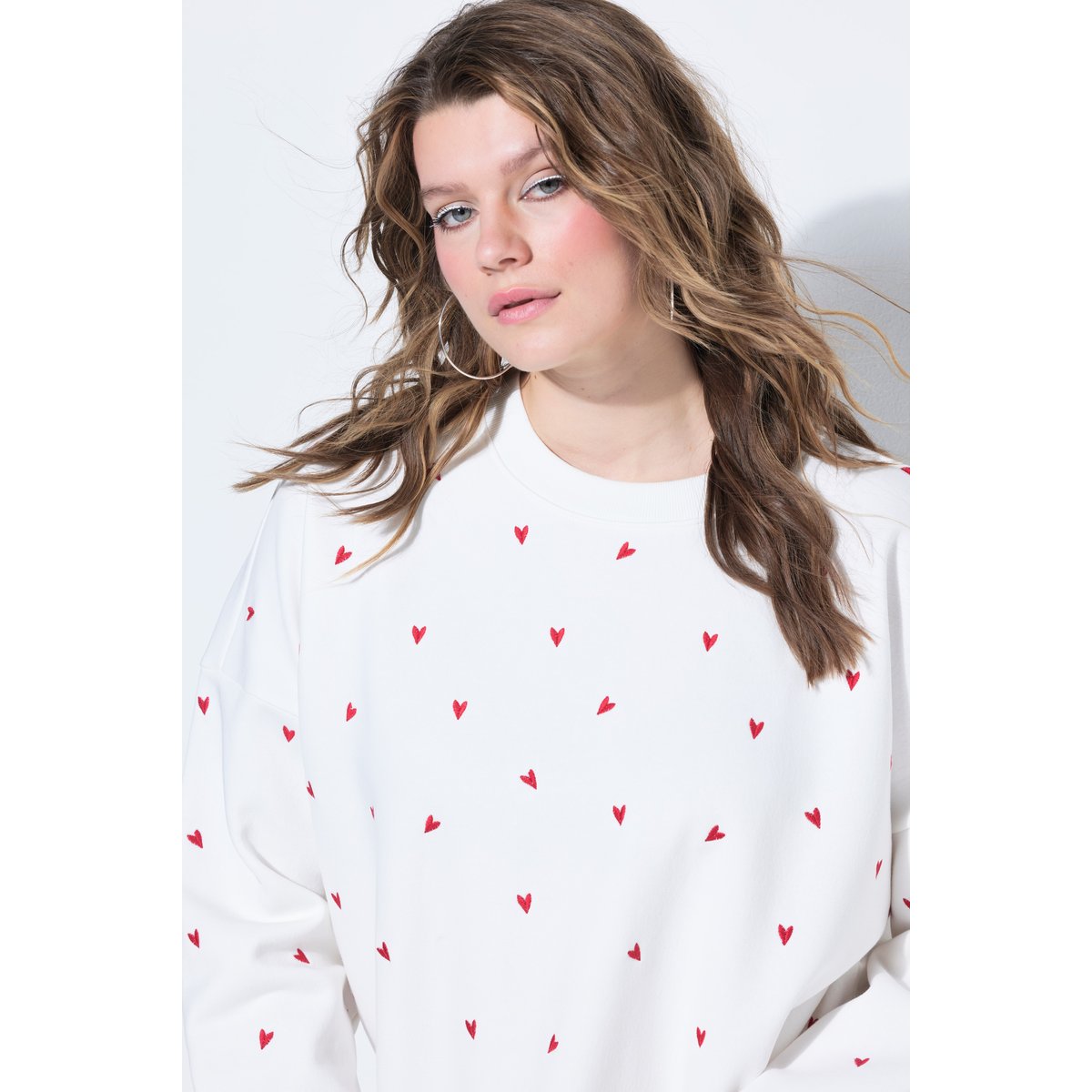 Sweat-shirt oversize, broderie cœur blanc cassé, STUDIO UNTOLD