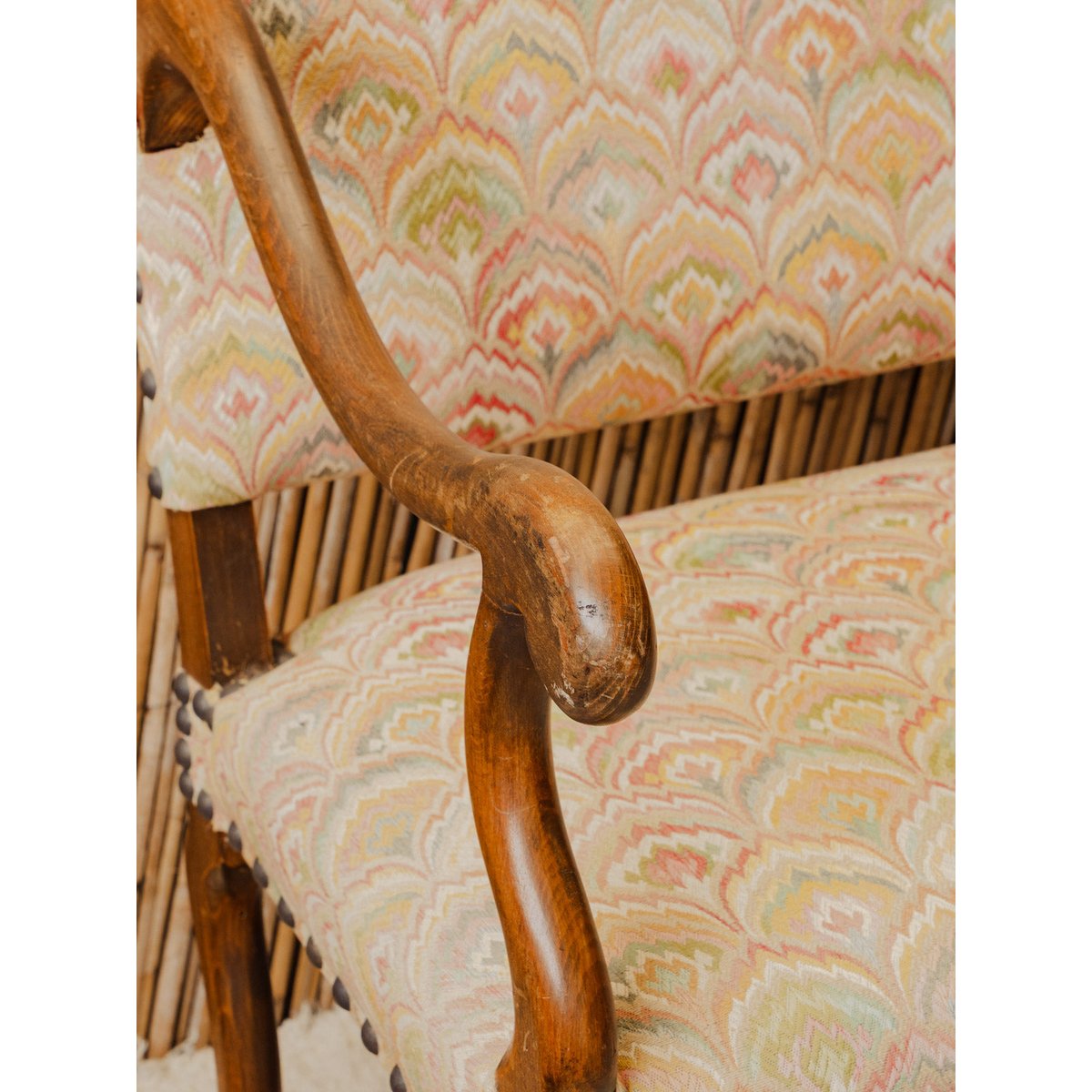 Banquette en bois et tissu à motifs Martine N°154 - Bon état bois foncé, DEBONGOUT