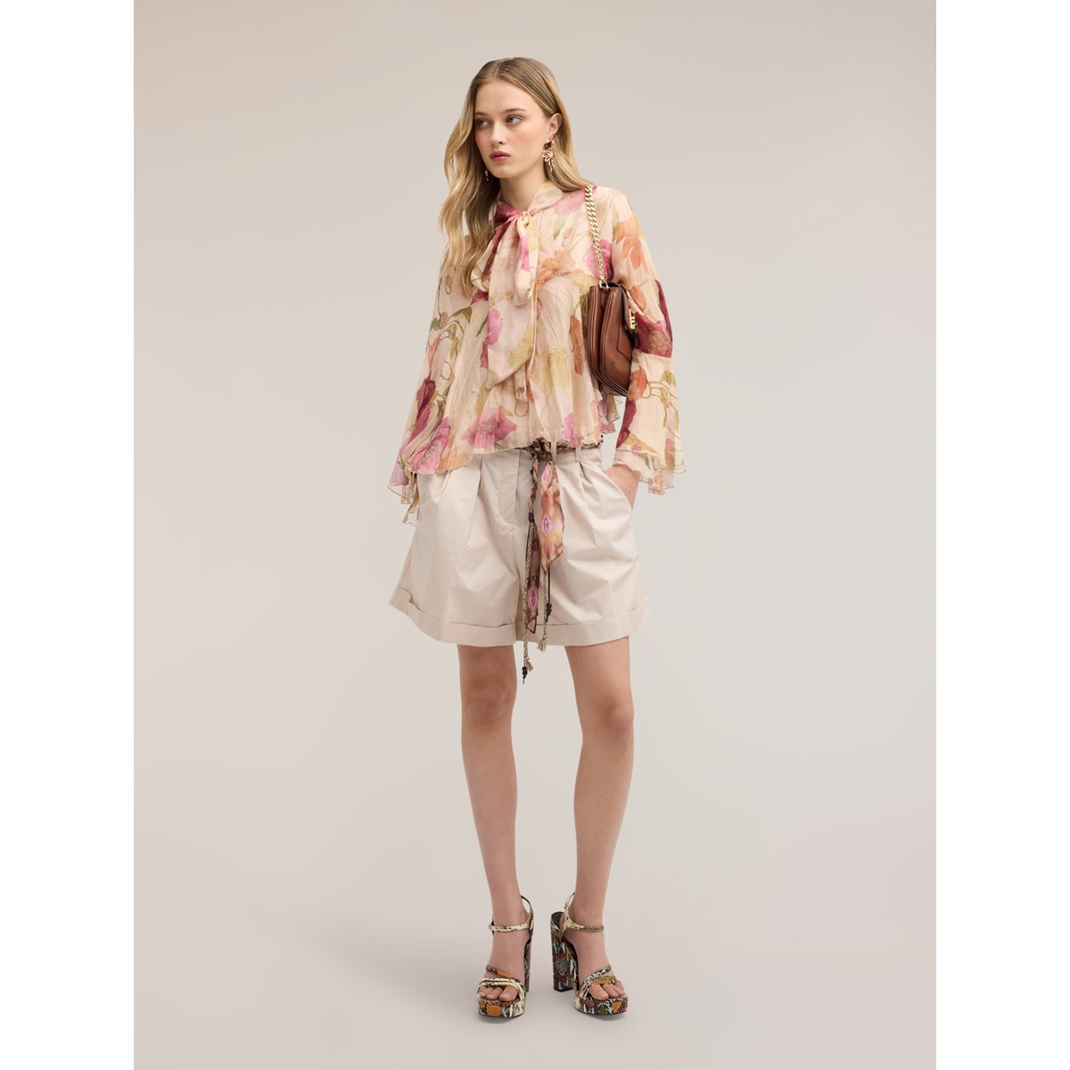 Short taille haute avec ceinture beige, MOTIVI