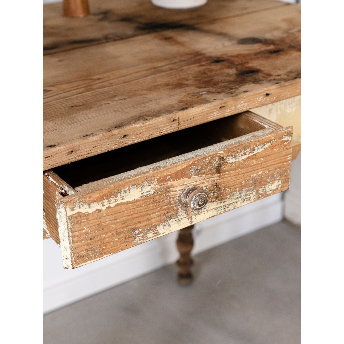 Bureau ancien en bois patiné jaune Edouard N°562 - Bon état bois clair, DEBONGOUT