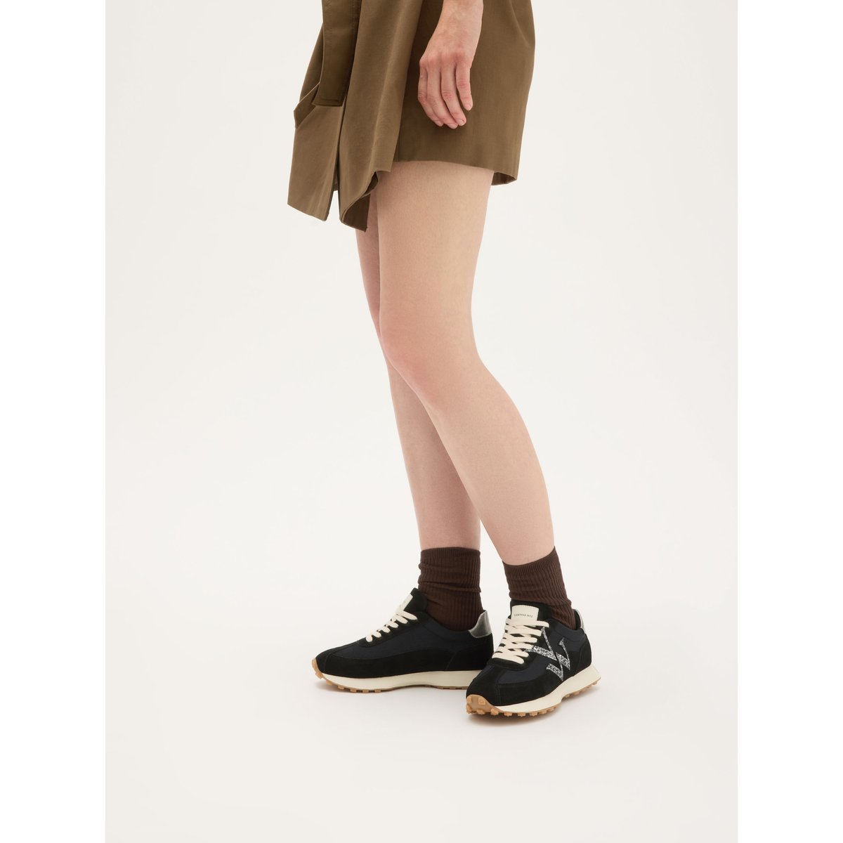 Baskets monogramme à lacets avec semelle running FLOW Initials noir, VANESSA WU