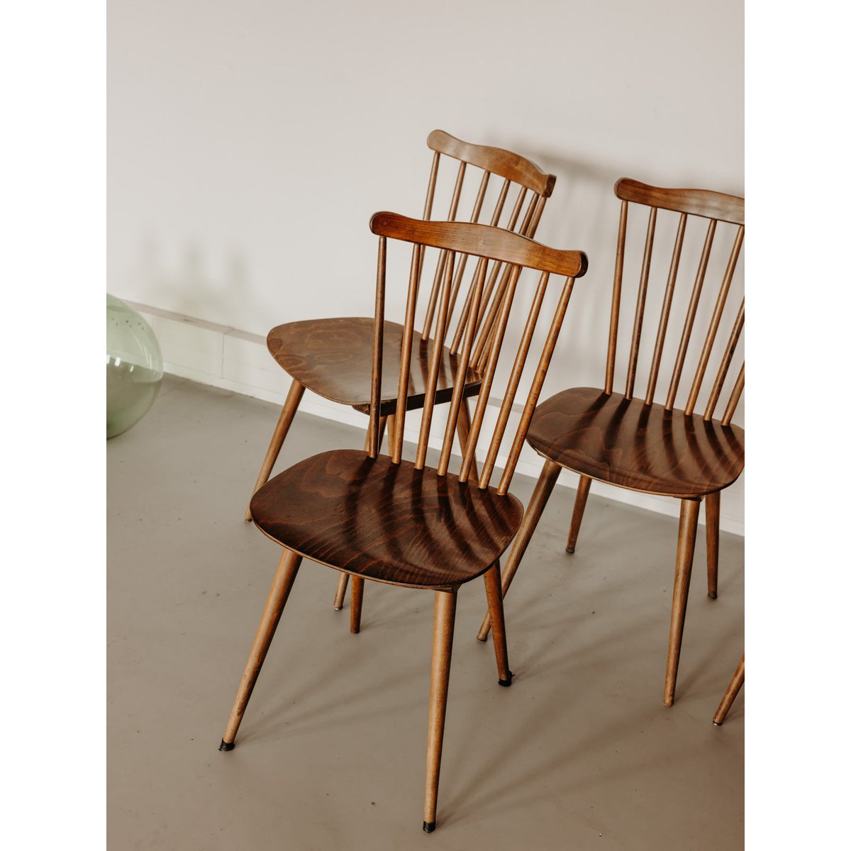 Lot de 4 chaises élégante en bois Alma N°2001 - Bon état bois foncé, DEBONGOUT
