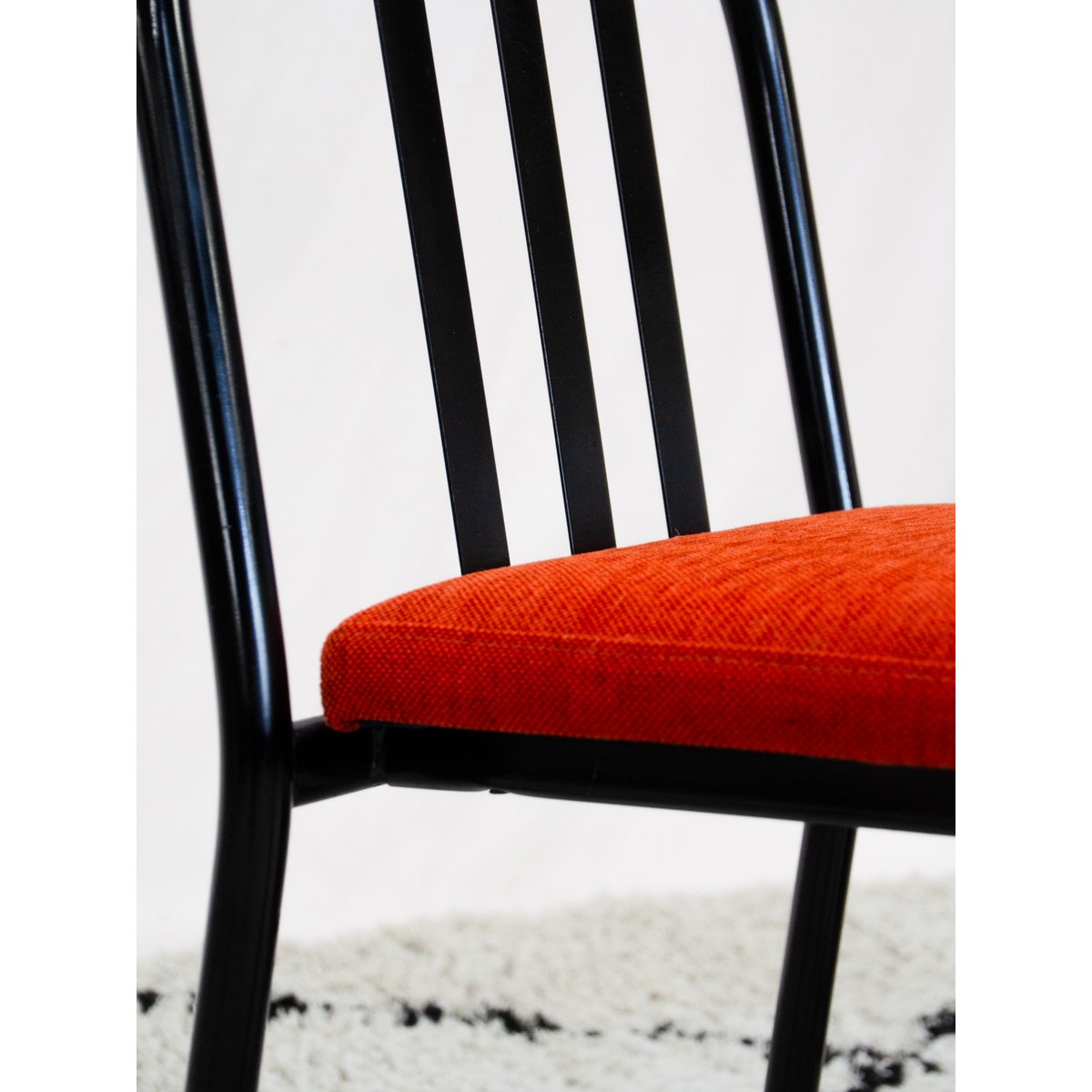 Chaise en métal noir et tissu orange Alma N°2138 - Bon état noir, DEBONGOUT