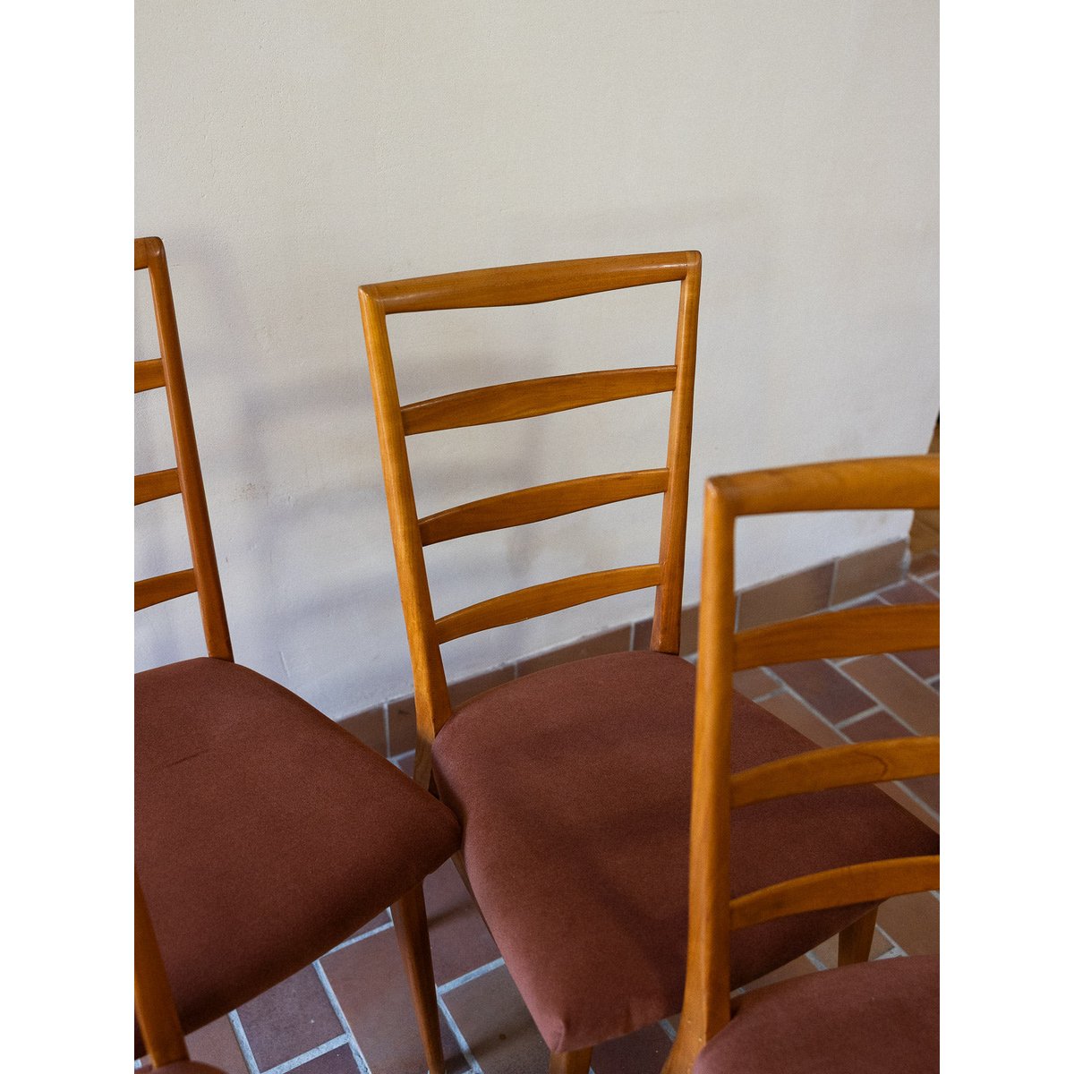 Lot de 4 chaises au tissu terracotta Alma N°1799 - Bon état terracotta, DEBONGOUT