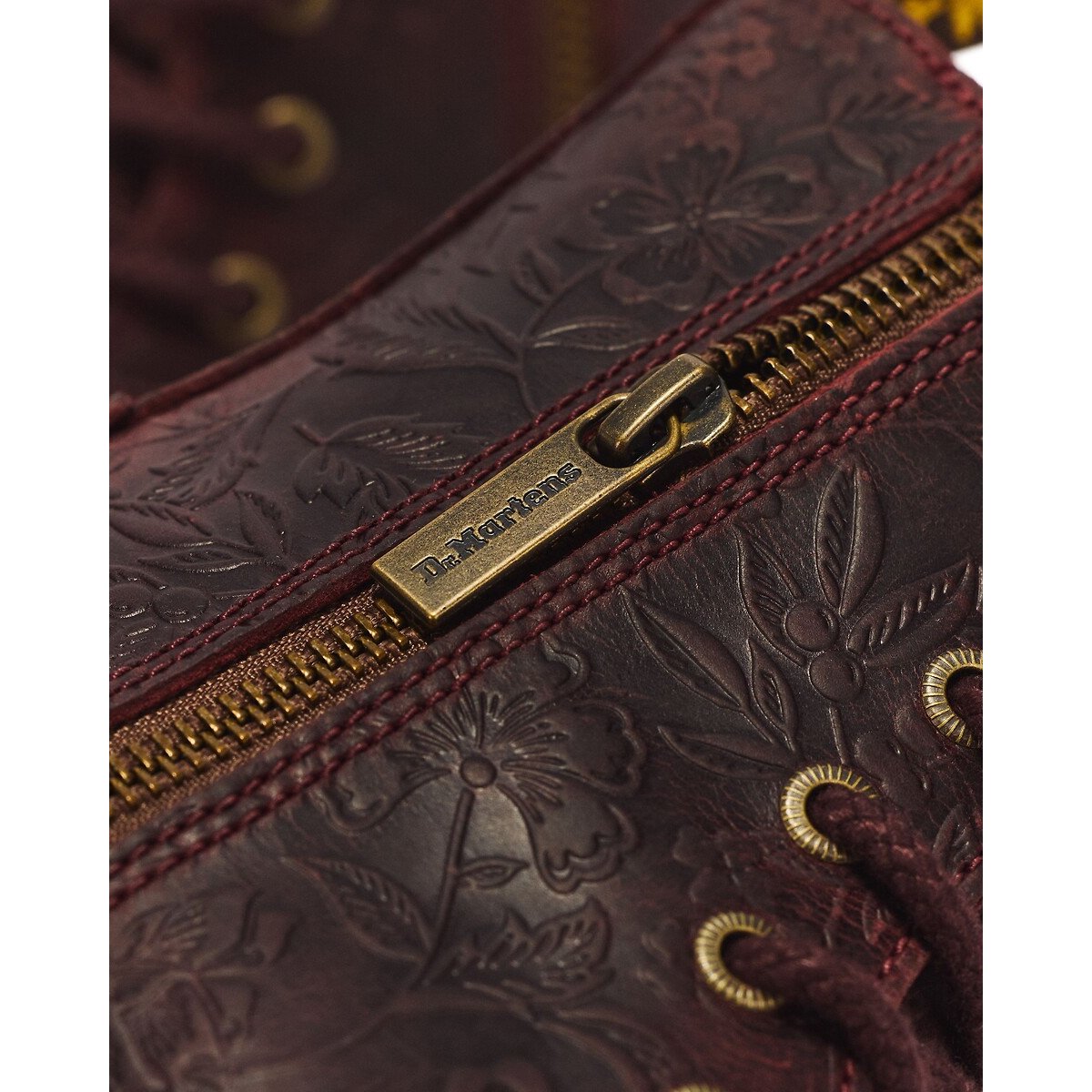 Boots plateformes Jadon Emboos Floral en cuir Crazy Horse rouge foncé, DR. MARTENS
