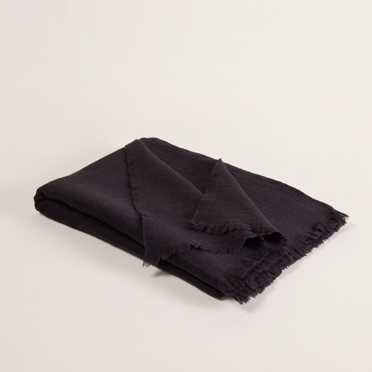 Plaid en Laine à finition frangée ALENA noir de mars, MADURA
