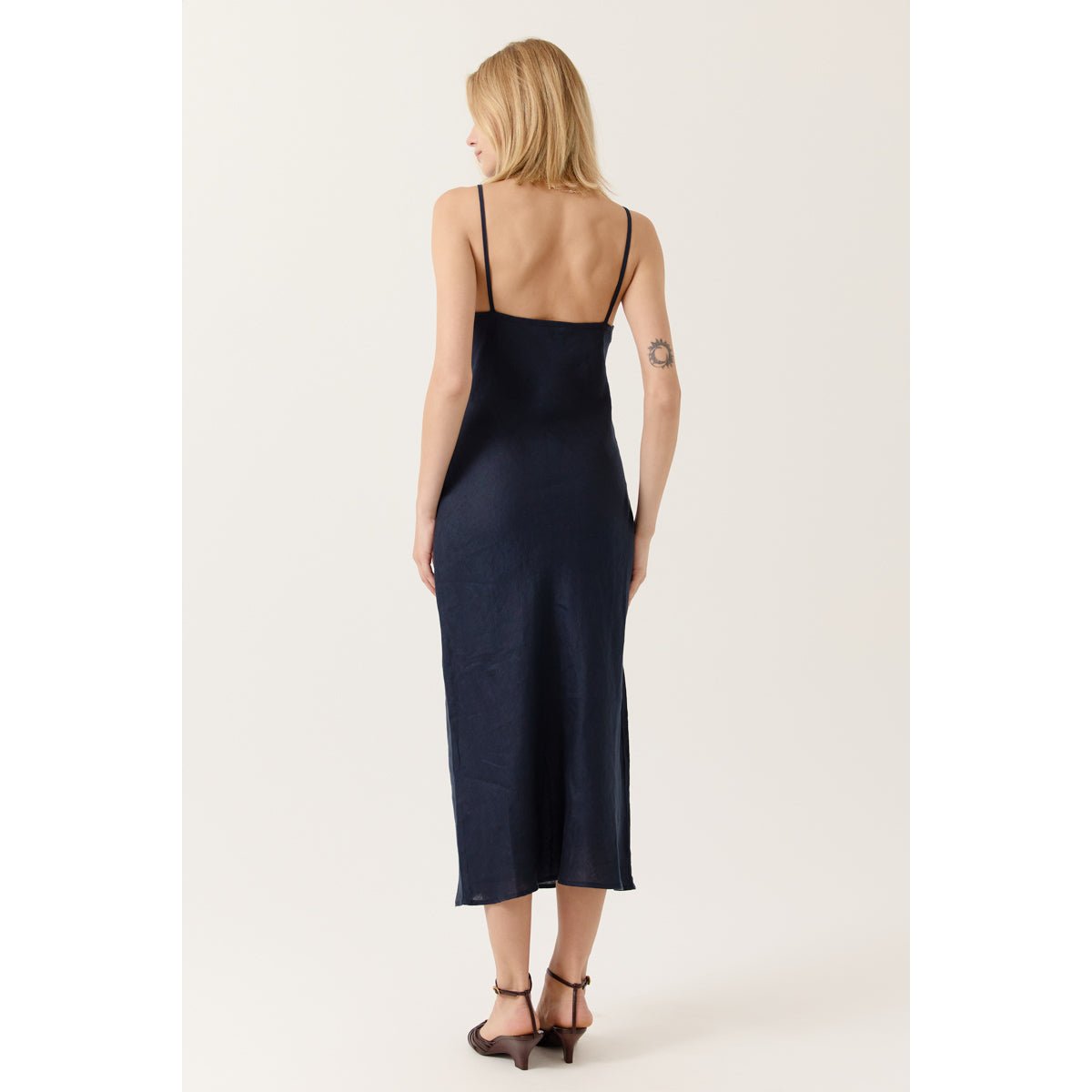 Robe longue à fines bretelles à dos dégagé Liora navy, ARTLOVE