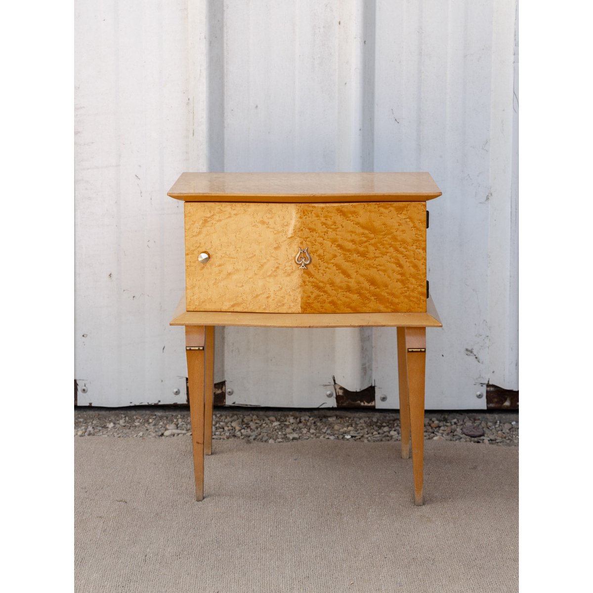 Table de chevet en loupe de bois Maïa N°1538 - Bon état bois clair, DEBONGOUT