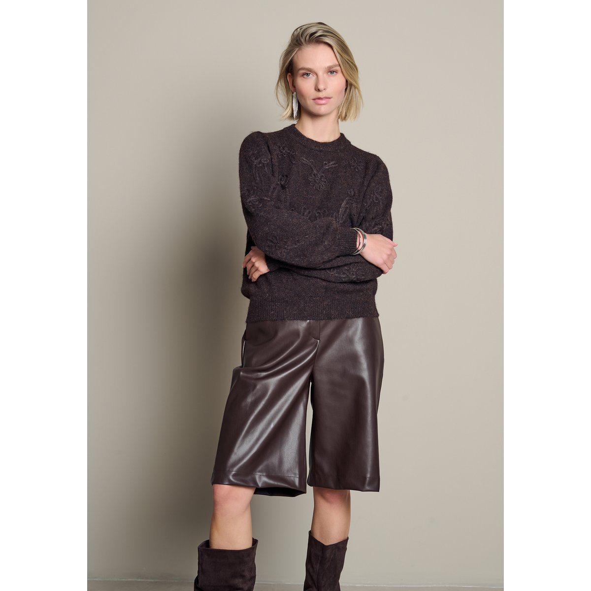 Pull brodé de fleurs brun fonce chocolate, LOLALIZA