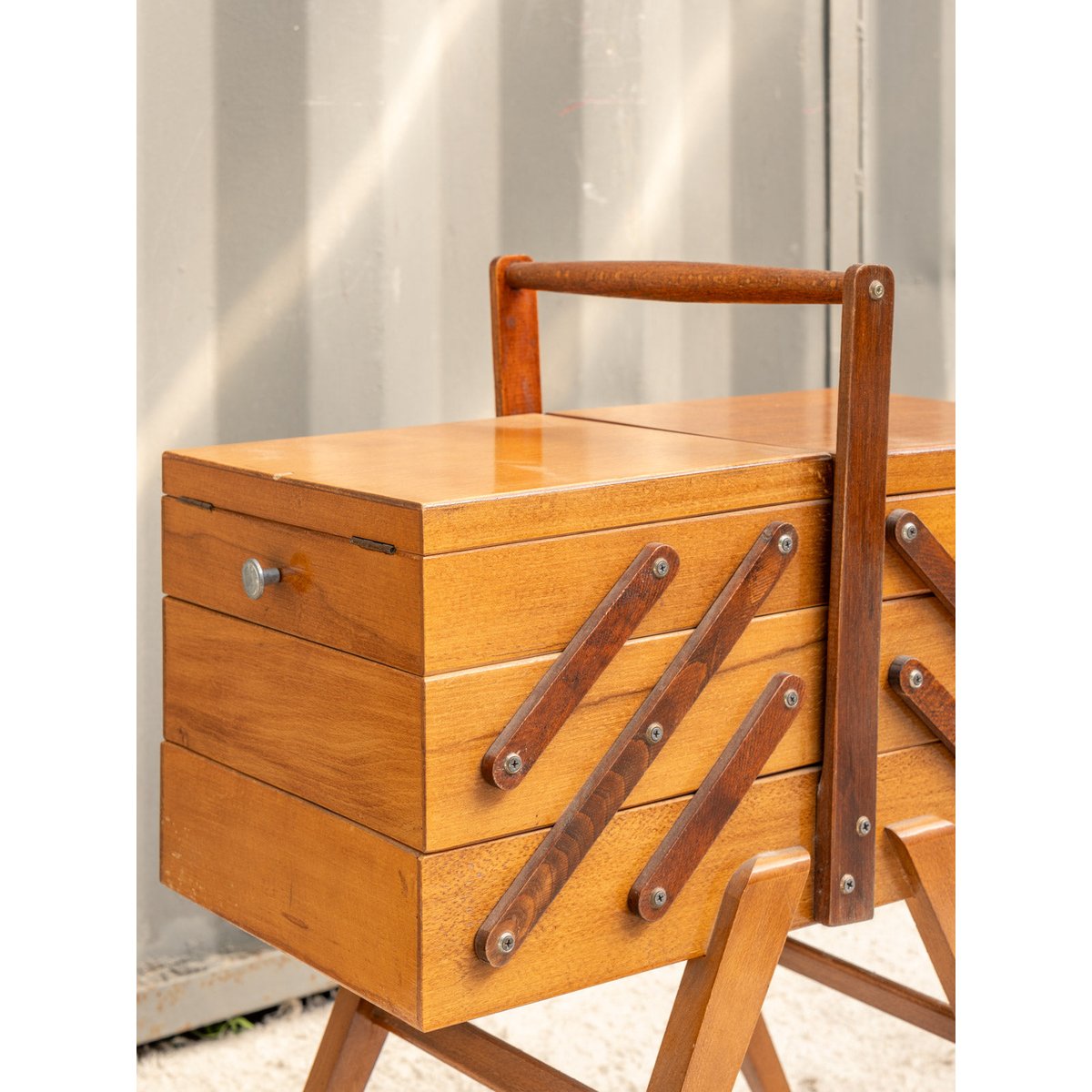 Travailleuse en bois Brigitte N°350 - Bon état bois foncé, DEBONGOUT