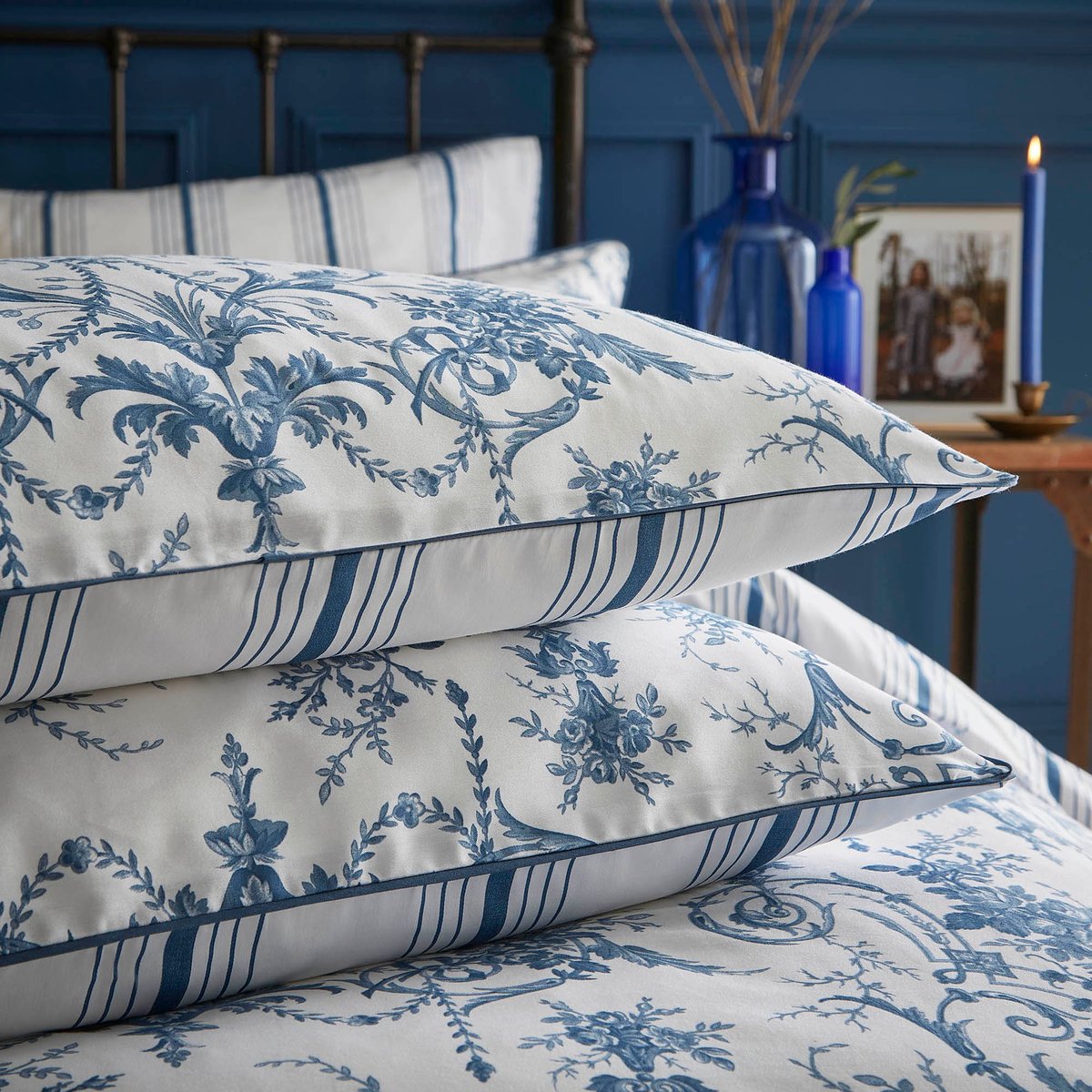 Parure de lit fleurie baroque Tuilerie, housse de couette + 2 taies pour lit en 140 bleu, blanc, LAURA ASHLEY