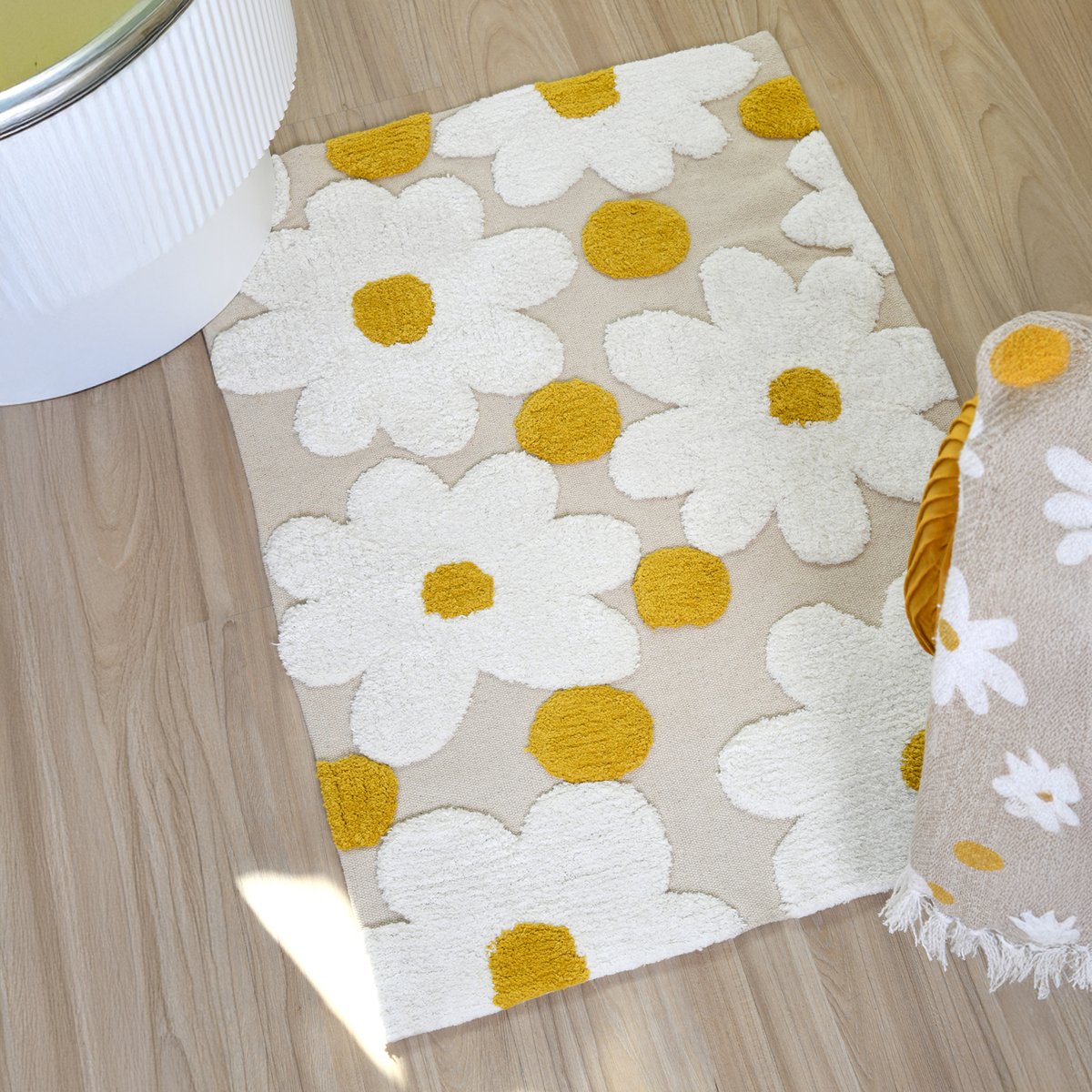 Tapis de salon en coton à motif marguerites en relief naturel, LOVELY CASA