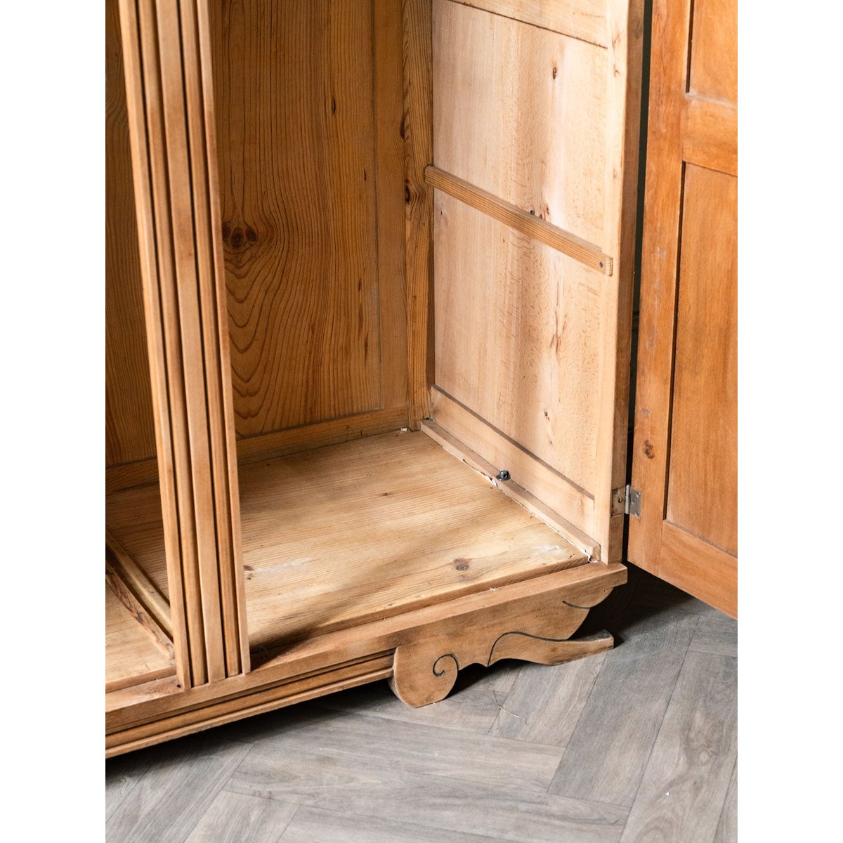 Armoire en bois sculpté style Art déco Blandine N°498 - Bon état bois clair, DEBONGOUT