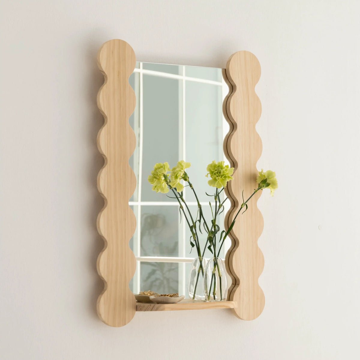 Miroir en pin verni avec étagère 77 cm SALADETA bois clair, NAAN FURNITURE