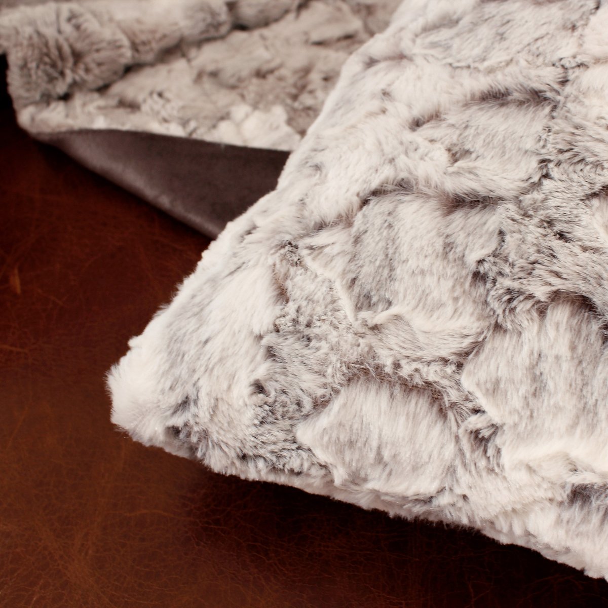 Coussin en imitation fourrure gris clair, HOME MAISON