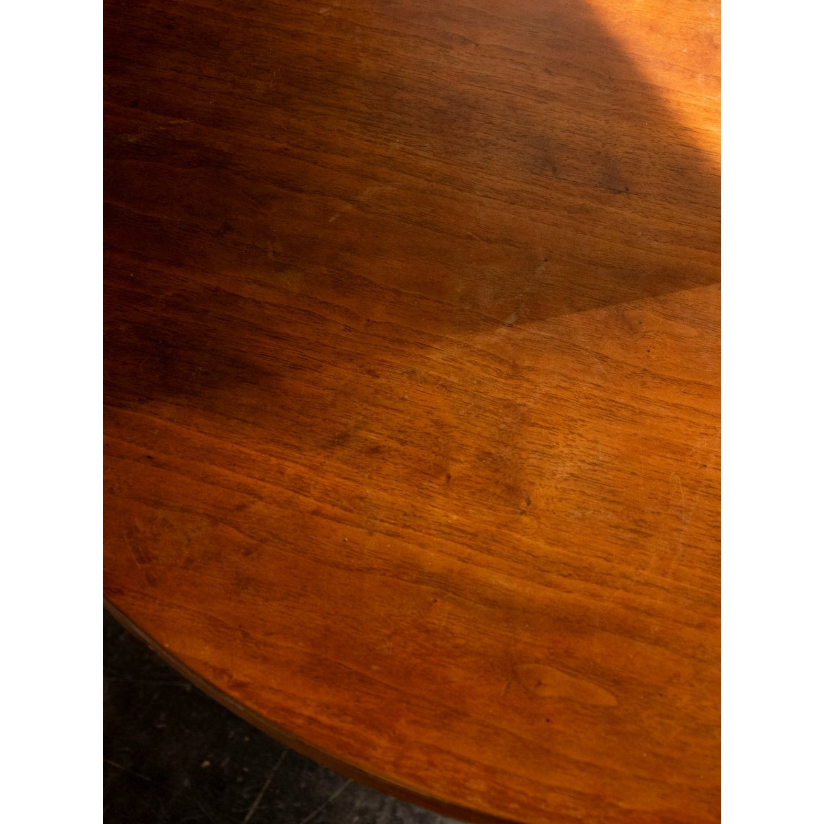 Table basse courbe aux pieds compas Donna N°1550 - Bon état bois foncé, DEBONGOUT