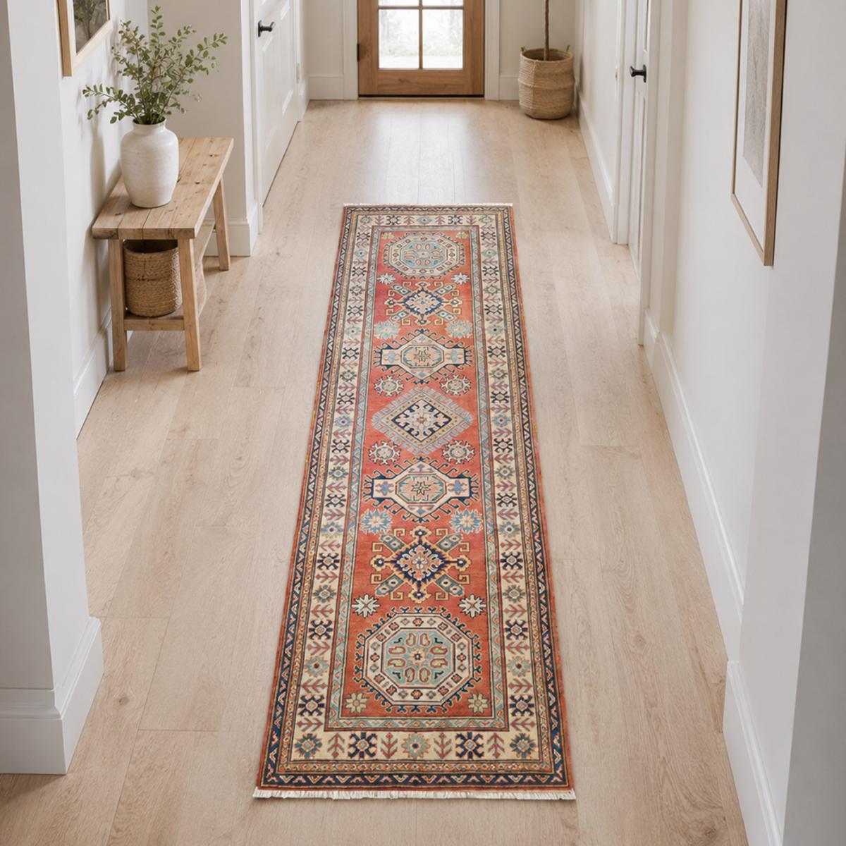 Tapis salon géométrique, noué main en laine, KAZAK CO 54 rouge, beige, bleu, UN AMOUR DE TAPIS