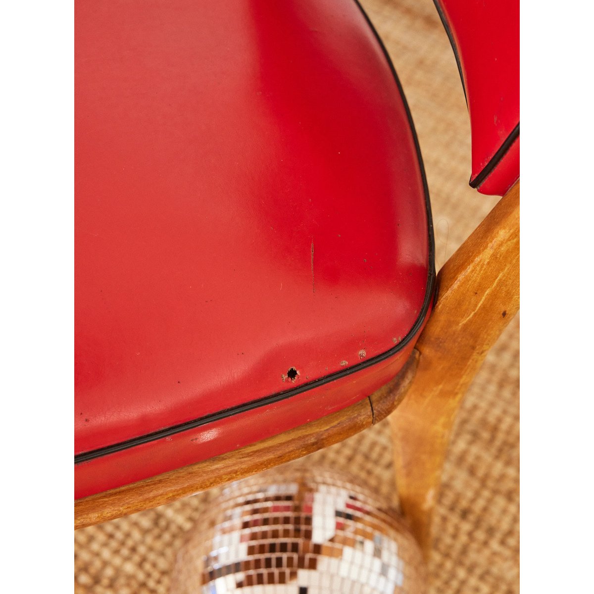 Lot de 4 chaises en skaï rouge Alma N°1591 - Bon état bois clair, DEBONGOUT