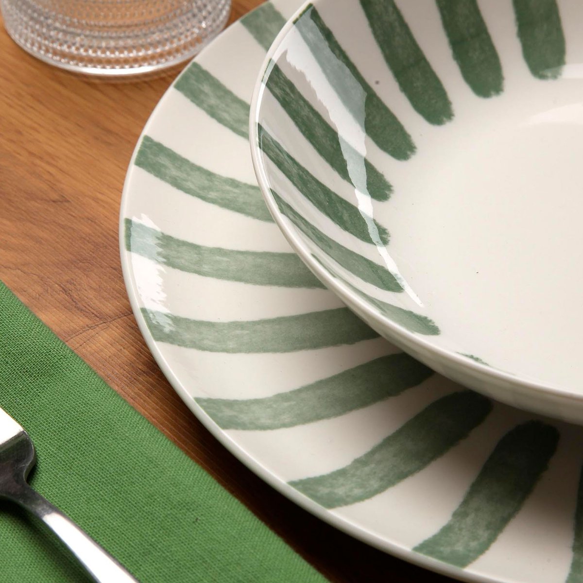 Service de 18 assiettes en porcelaine vert et blanc: plates, creuses et à dessert vert, VERSA