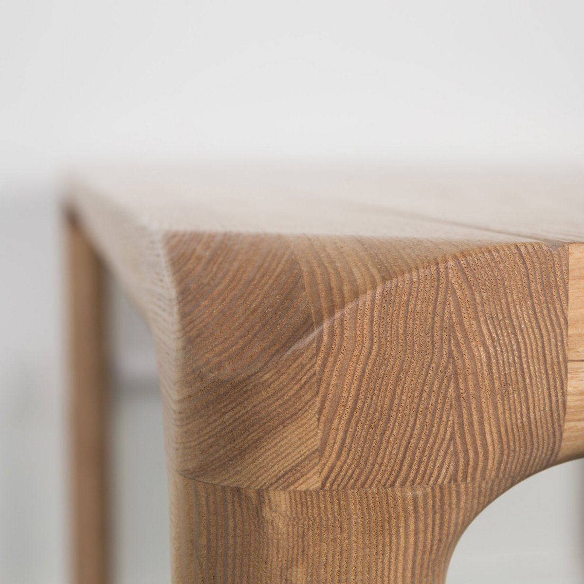 Table à manger 6 personnes aux bords arrondis en bois- STORM bois clair, ZUIVER
