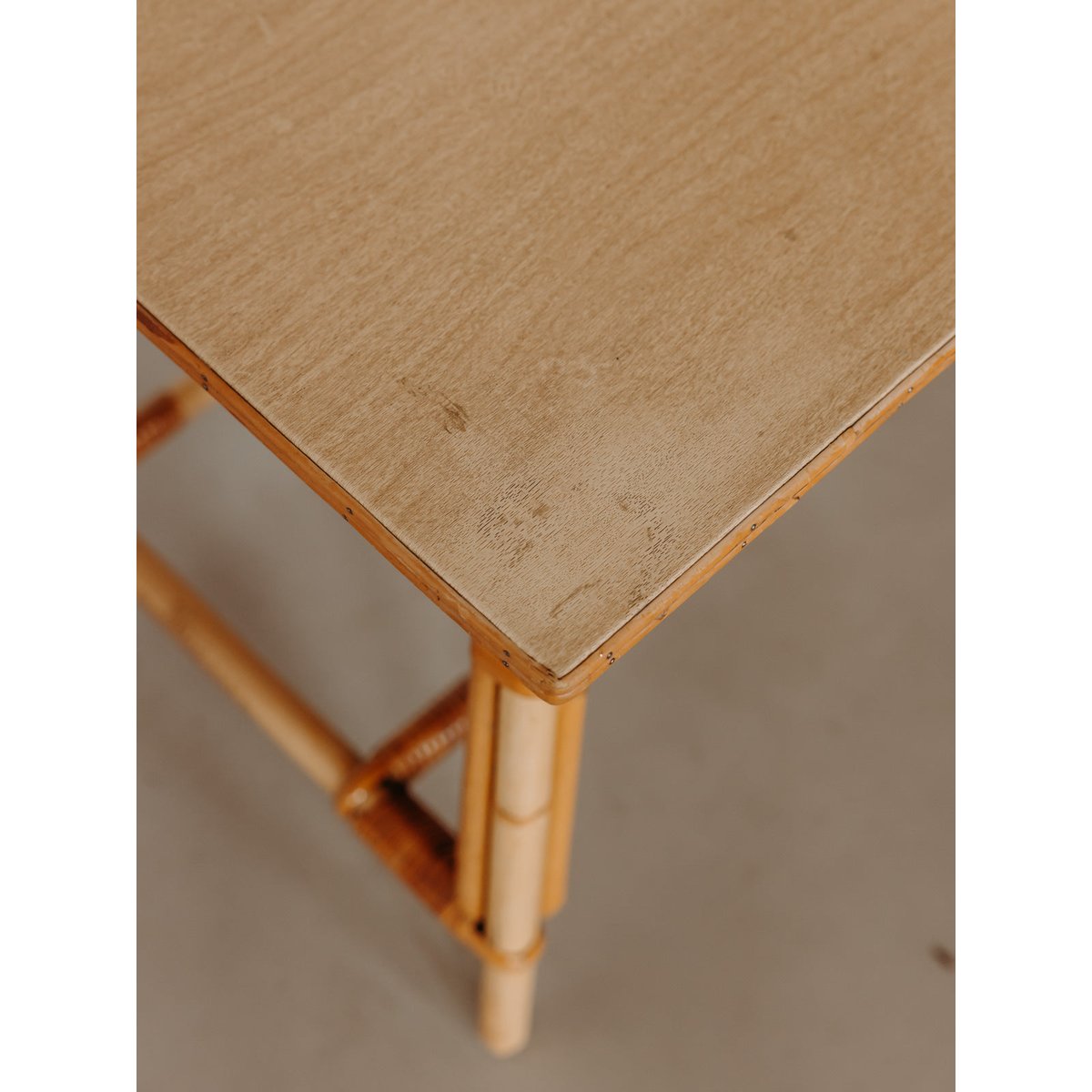Grande table basse en bois et rotin Léonie N°1574 - Bon état bois clair, DEBONGOUT