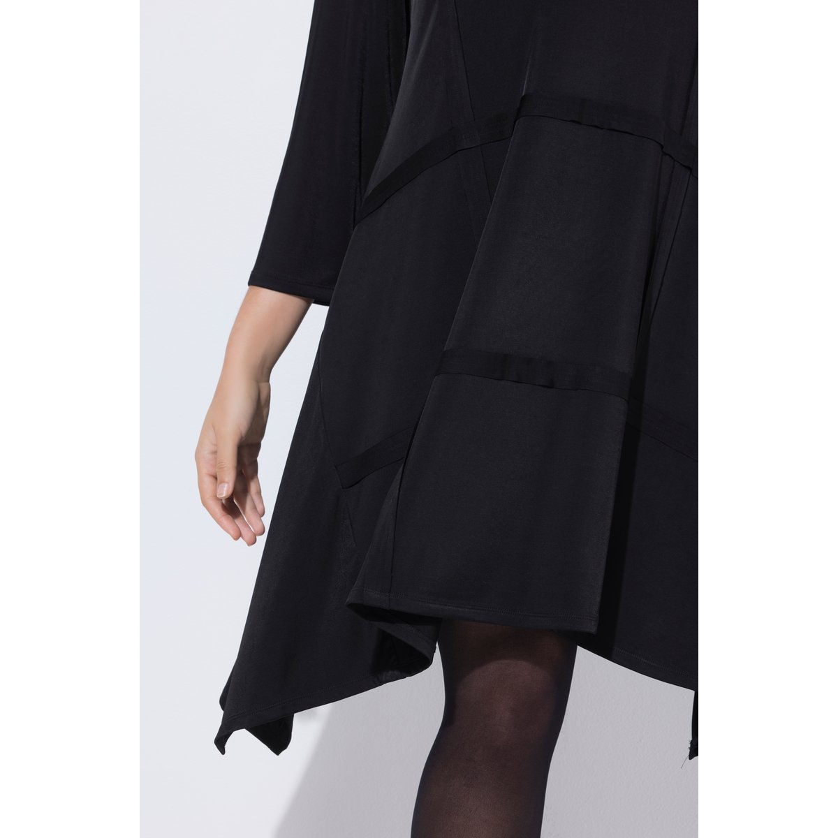 Robe en pointe, au tombé fluide noir, ULLA POPKEN