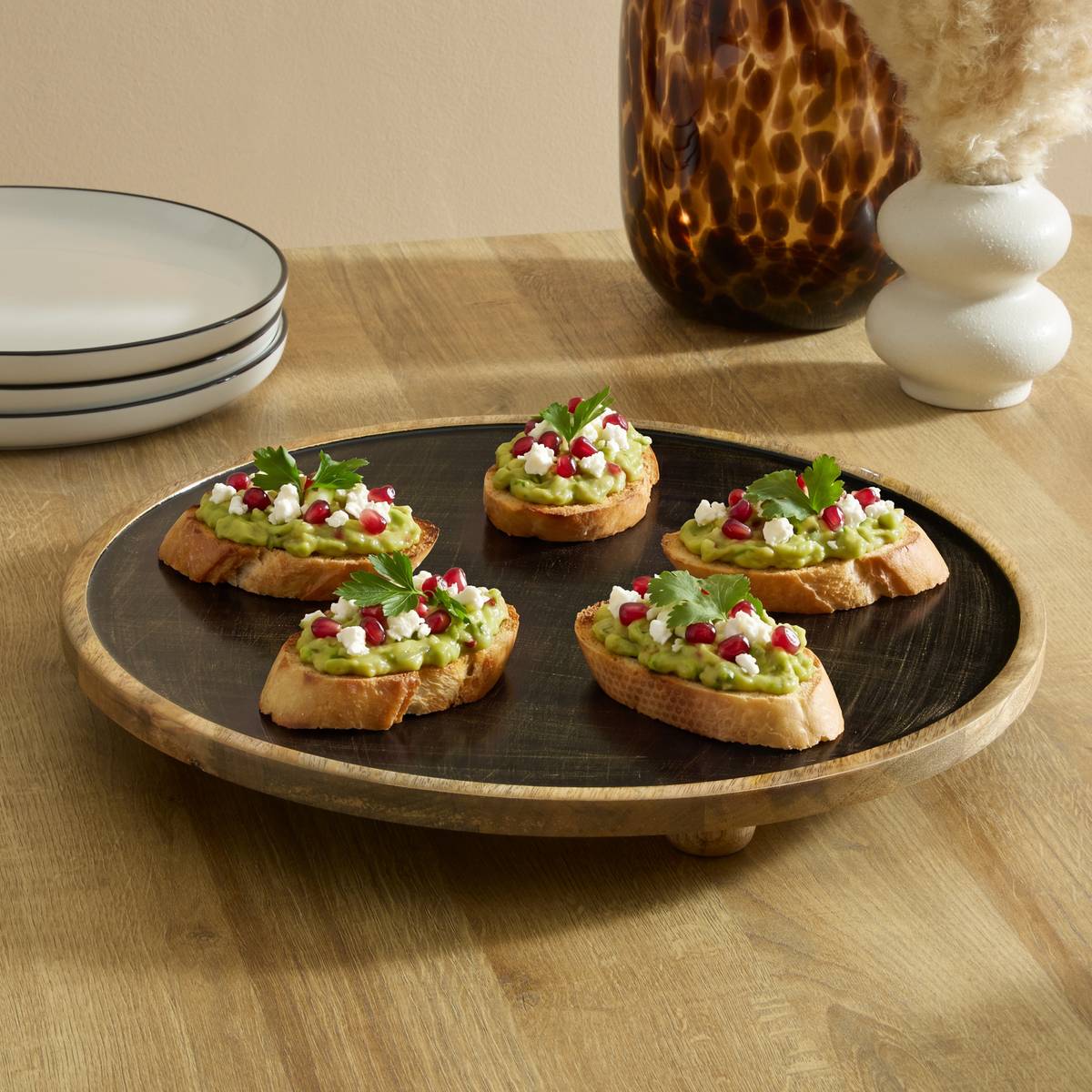 Assiette de présentation ronde sur pied en manguier AVA noir, ATMOSPHERA