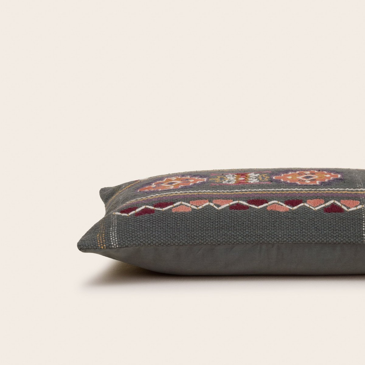 Housse De Coussin en Jacquard de coton et broderie ethnique NAYELI vert grisé et multicolore, MADURA