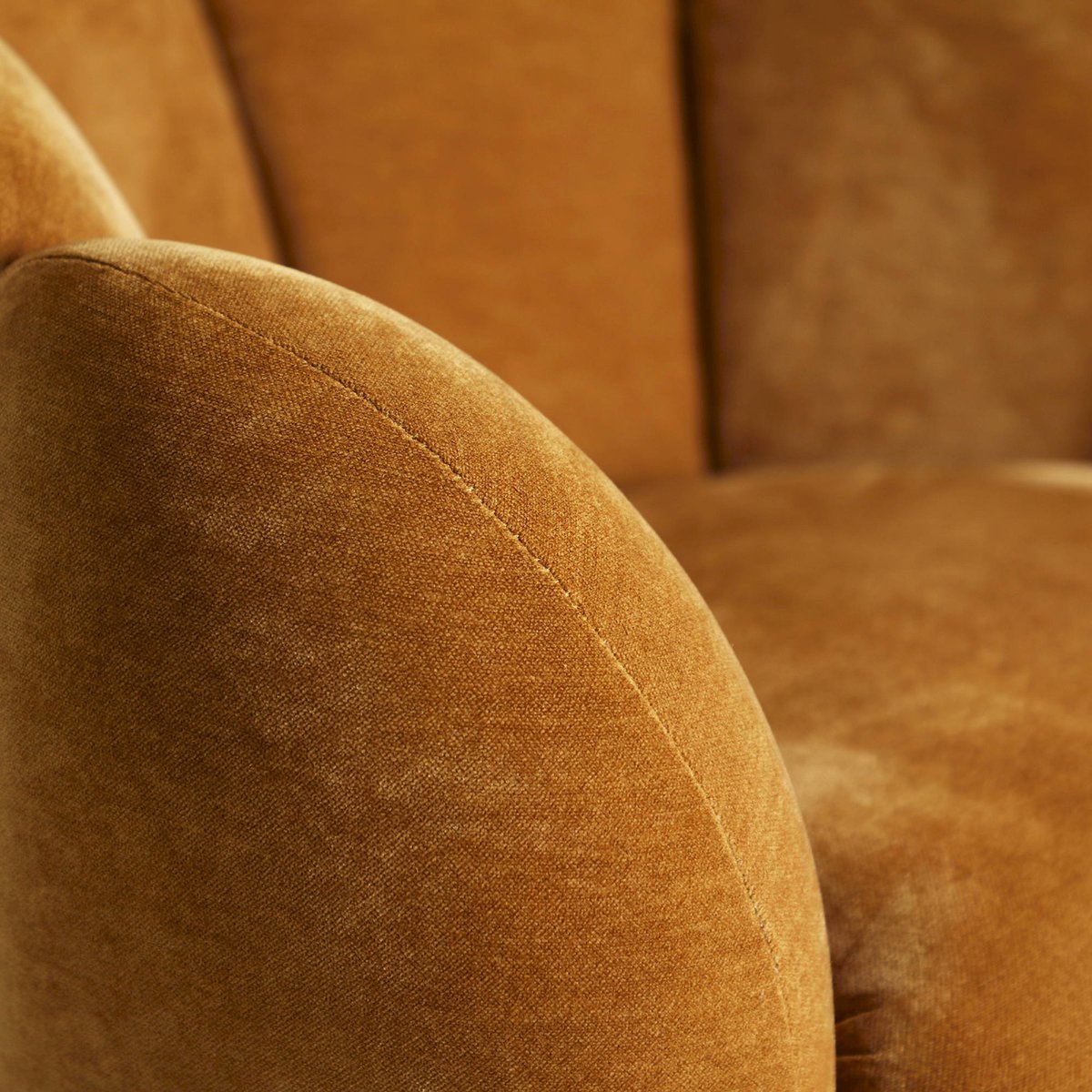 Fauteuil enveloppant contemporain VACIO ocre, RECOLLECTION
