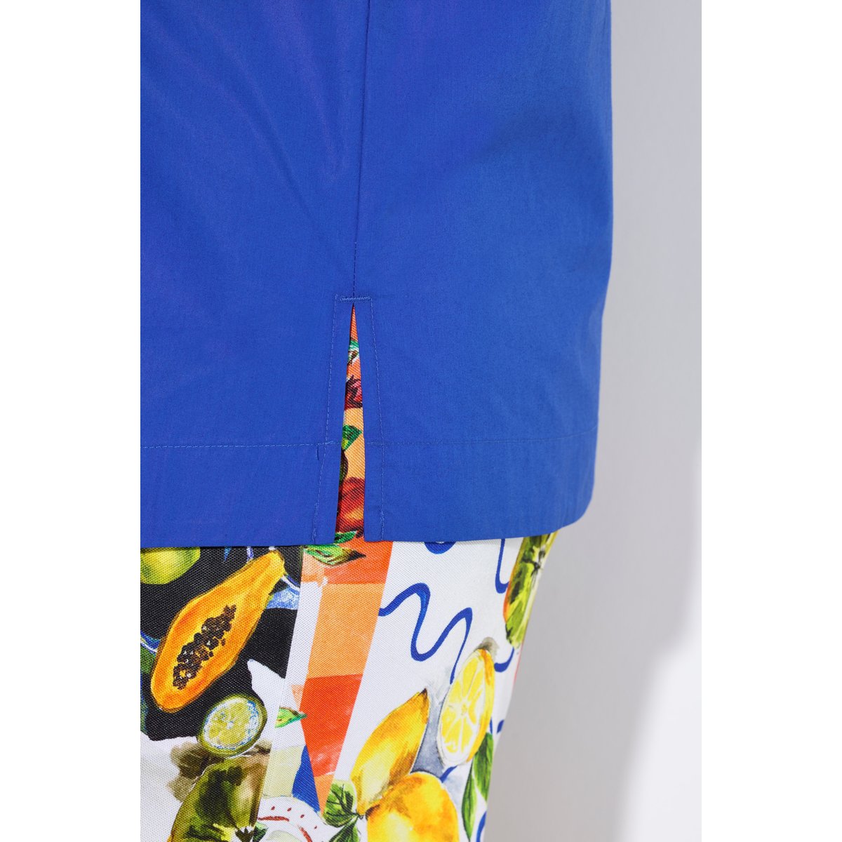 Blouse à manches courtes. Col polo à pli bleu cobalt, ULLA POPKEN