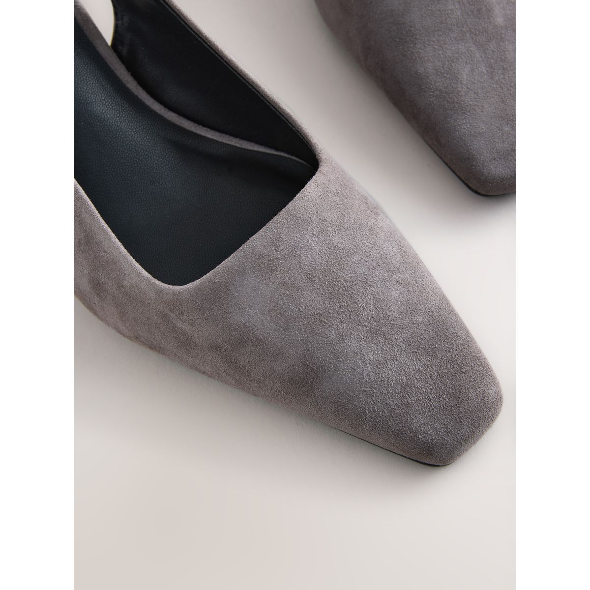 Chaussures en daim bride arrière/talon carré gris, NEXT