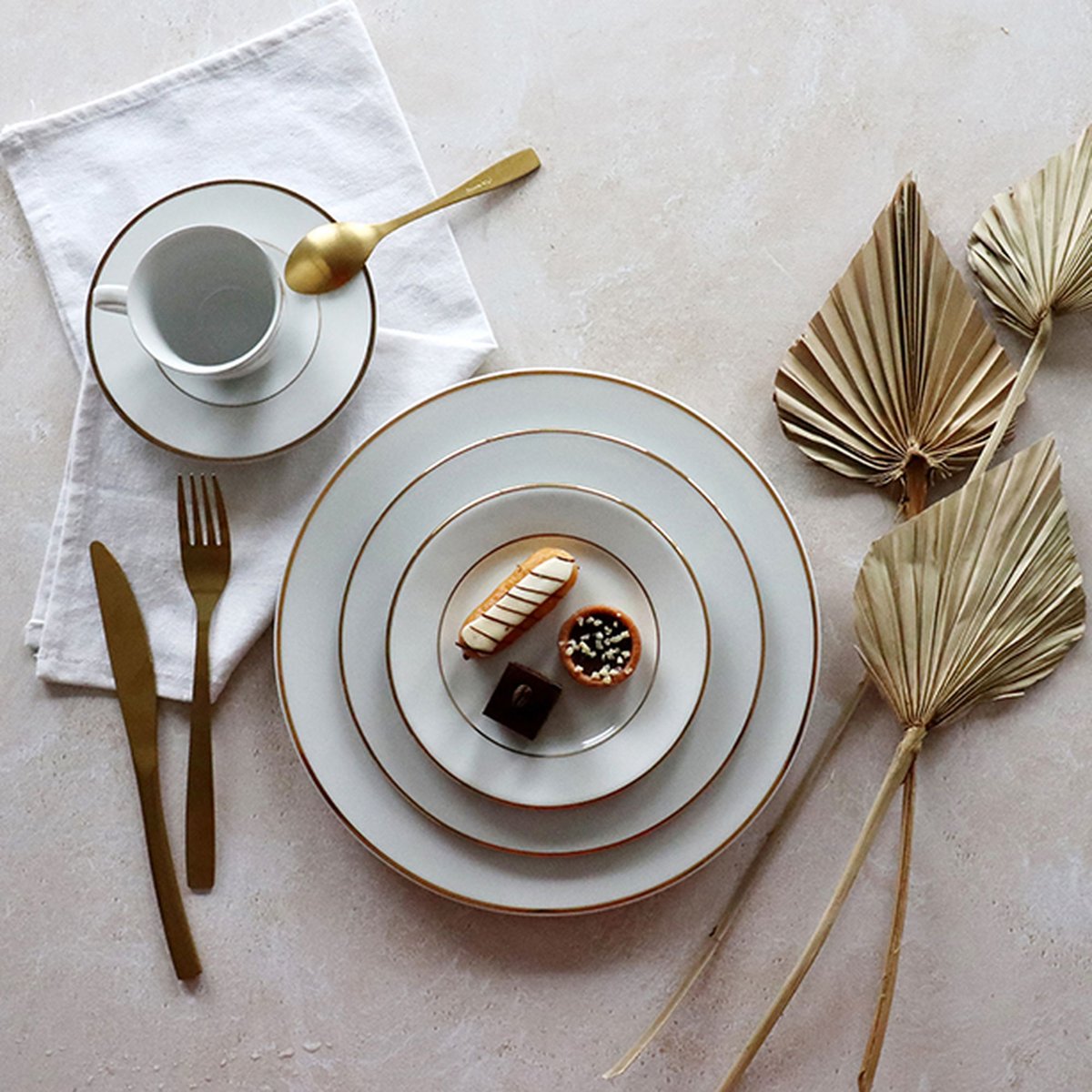 Lot de 6 assiettes à dessert 20,5cm en porcelaine, CLASSIC FILET OR blanc et or, NOVASTYL